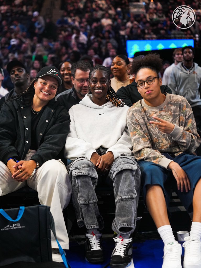 Timberwolves's tweet photo. 👋 @minnesotalynx https://t.co/AdzB4FeyaH
