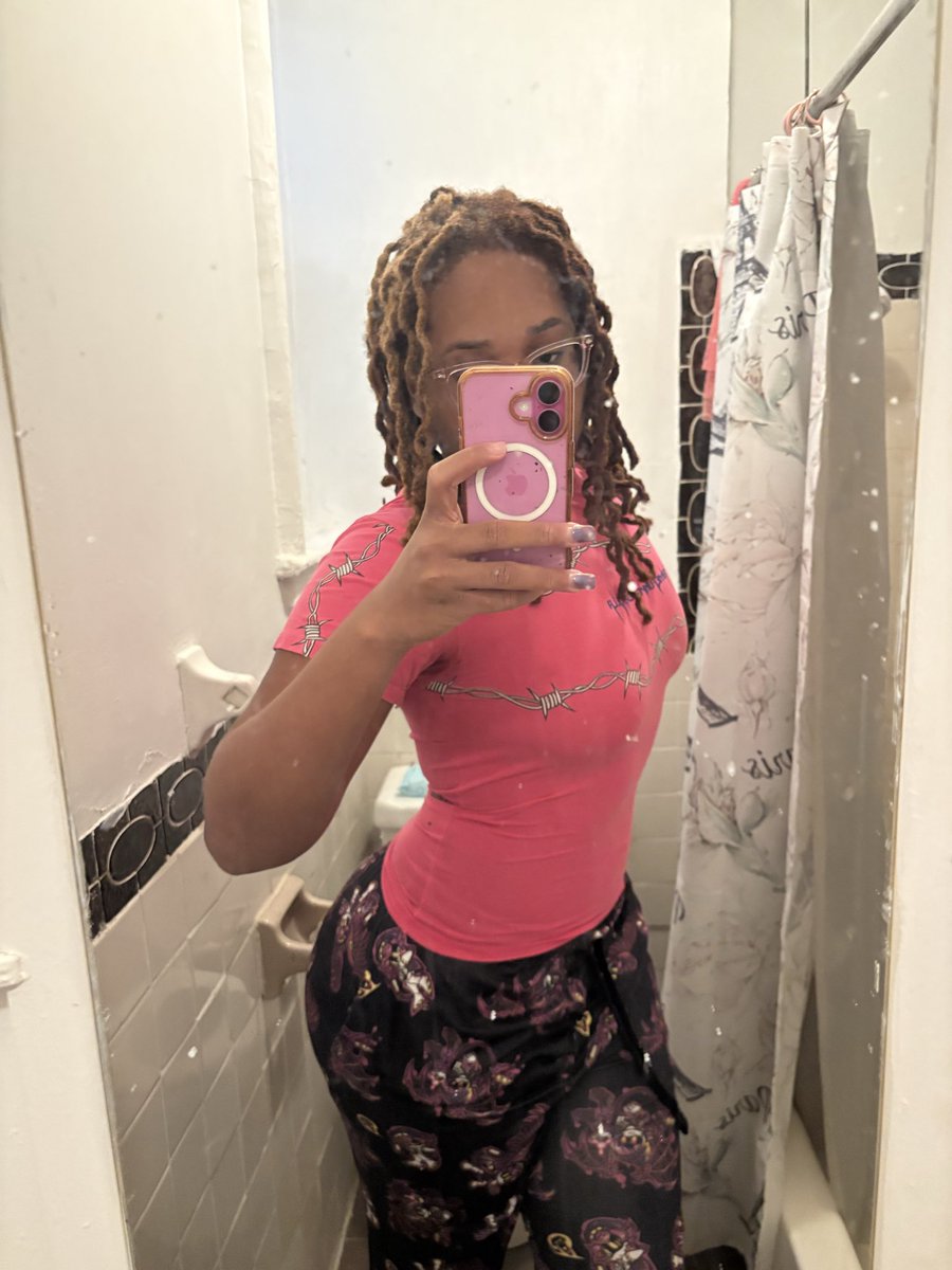ririgotbread's tweet photo. These will forever be my fav pajamas 🖤 https://t.co/Xaz3ZqAk2X