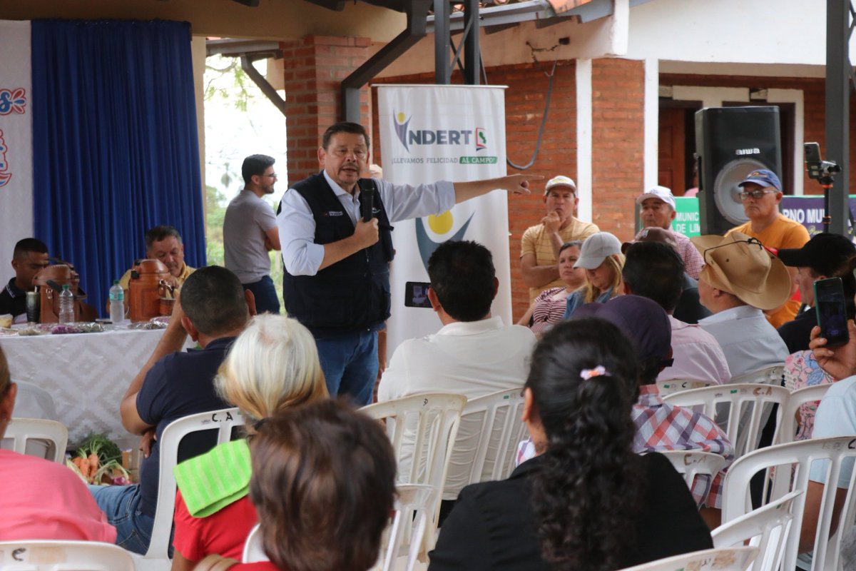 IndertPy's tweet photo. (1/2) Histórica audiencia pública, que se extendió hasta la noche, llevó a cabo este miércoles el Pdte. del INDERT, @frarui1 y su comitiva, en la colonia Yvypé, de Lima, San Pedro. Fue propiciada por la Multisectorial de Organizaciones Sociales, liderada por Pulciano Sánchez. https://t.co/yam6JGBkYd