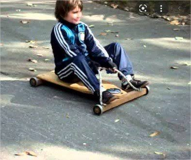HYFU00's tweet photo. Café de por medio, hoy hablábamos entre amigos de los recuerdos de la infancia.
    En los 60's/70's se usaba mucho lo de armar los carritos con rulemanes, lo cual requería una gran ingeniería logística. Había q recorrer las carpinterías y pedir q te regalen los cortes de madera q les sobraban y después los talleres mecánicos para conseguir rulemanes q oficiaran como ruedas.
    Luego venía la parte mas complicada: el armado. Depende de la edad q tuvieras, a veces tenías q recurrir a alguien mayor q vos para q te guiara en el proceso y te diera una mano.
    Finalmente, tratábamos de buscar alguna calle en barranca para poder hacer slalom y terminar desparramados por ahí si no andaban bien los frenos, q no eran mas q tus propias zapatillas apoyadas en el eje direccional y haciendo presión con el taco en la misma calle.
Entre los 3 hermanos, creo q gastábamos un Merthiolate por día.