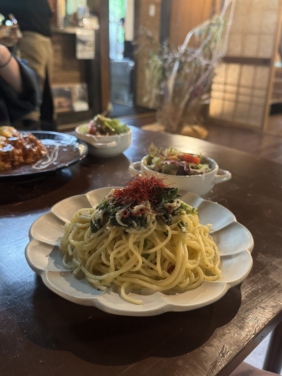 _cy_148_'s tweet photo. 美味しいご飯も食べれて可愛い猫とも触れ合える最高の空間 https://t.co/ibcFV8WCPs