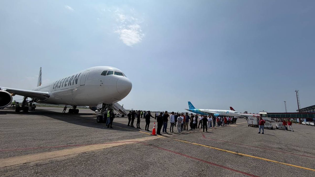 ElUniversal's tweet photo. Arriban a Anzoátegui 300 ciudadanos venezolanos en vuelos de la Gran Misión Vuelta a la Patria l #EUVzla l #ElUniversal

https://t.co/2yeGcAgs48 https://t.co/gKm48kDnMT
