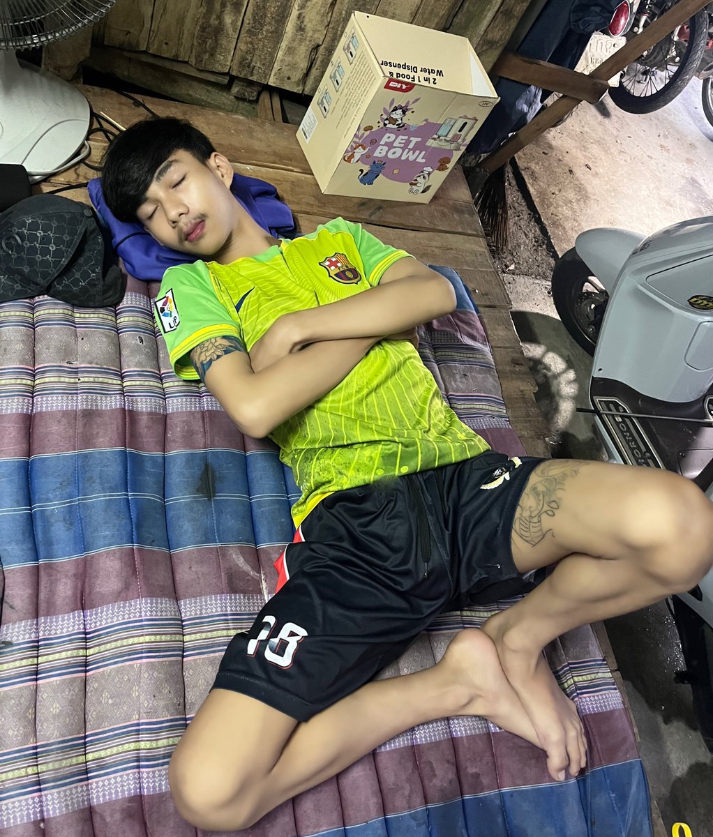 bbee11bb's tweet photo. พวกโดนเจ๊ มอมเหล้าเมื่อคืน  ไม่ตื่น5555 https://t.co/bztIzdZpPv
