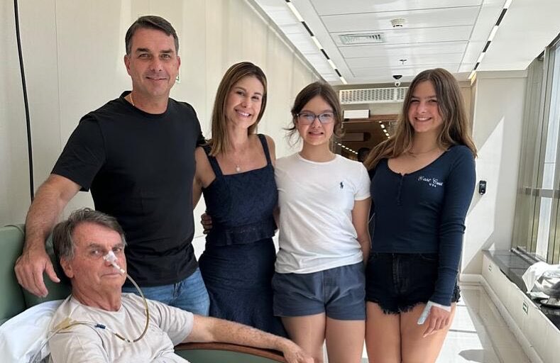 abrahamendieta's tweet photo. La cobardía de la familia Bolsonaro, de abandonar a su padre, Jair, quién se encuentra enfermo y en prisión domiciliaria en su casa de Brasilia, demuestra lo que son.

Eligieron vivir tranquilos en Miami, aunque no puedan ni despedirse del patriarca.

Qué asco de personas. https://t.co/NZMh9T06NJ