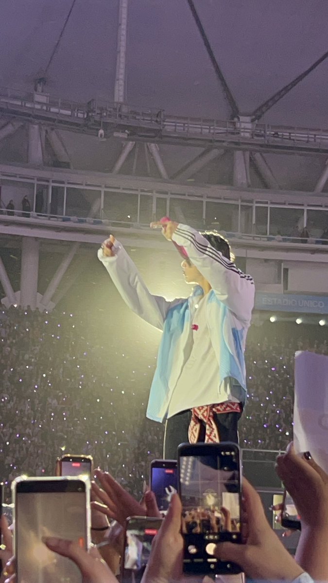 parkive28's tweet photo. estas fotos q le saqué a jin x dios lo tenía re cerca encima la luz atrás contala como quieras angel https://t.co/GSPSvsrXUN