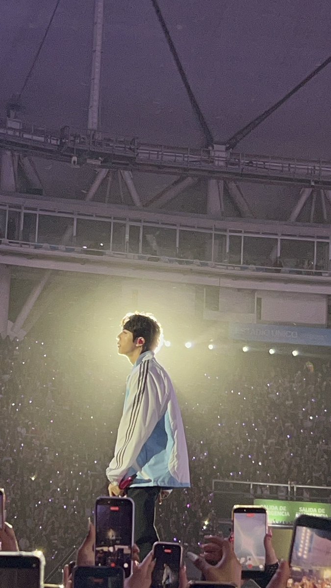parkive28's tweet photo. estas fotos q le saqué a jin x dios lo tenía re cerca encima la luz atrás contala como quieras angel https://t.co/GSPSvsrXUN