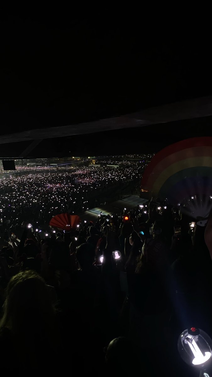 BTSProjectBR's tweet photo. OLHA COMO TAVA A PISTA!!!! A Live Nation vendeu mais ingresso do que devia, tinha gente da superior sentando na escada porque não tinha mais cadeira!!! 

Enfiaram camarote até o taloooo https://t.co/BpfywFEF6a