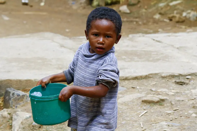 DeenBot's tweet photo. @Yunssp6 @MattisRedacted here you go, 3 year olds can carry buckets with things in them.

Is this really the best argument you have?

If it was a 6 year old carrying a bucket, then its ok? https://t.co/yeIBE2WDZH