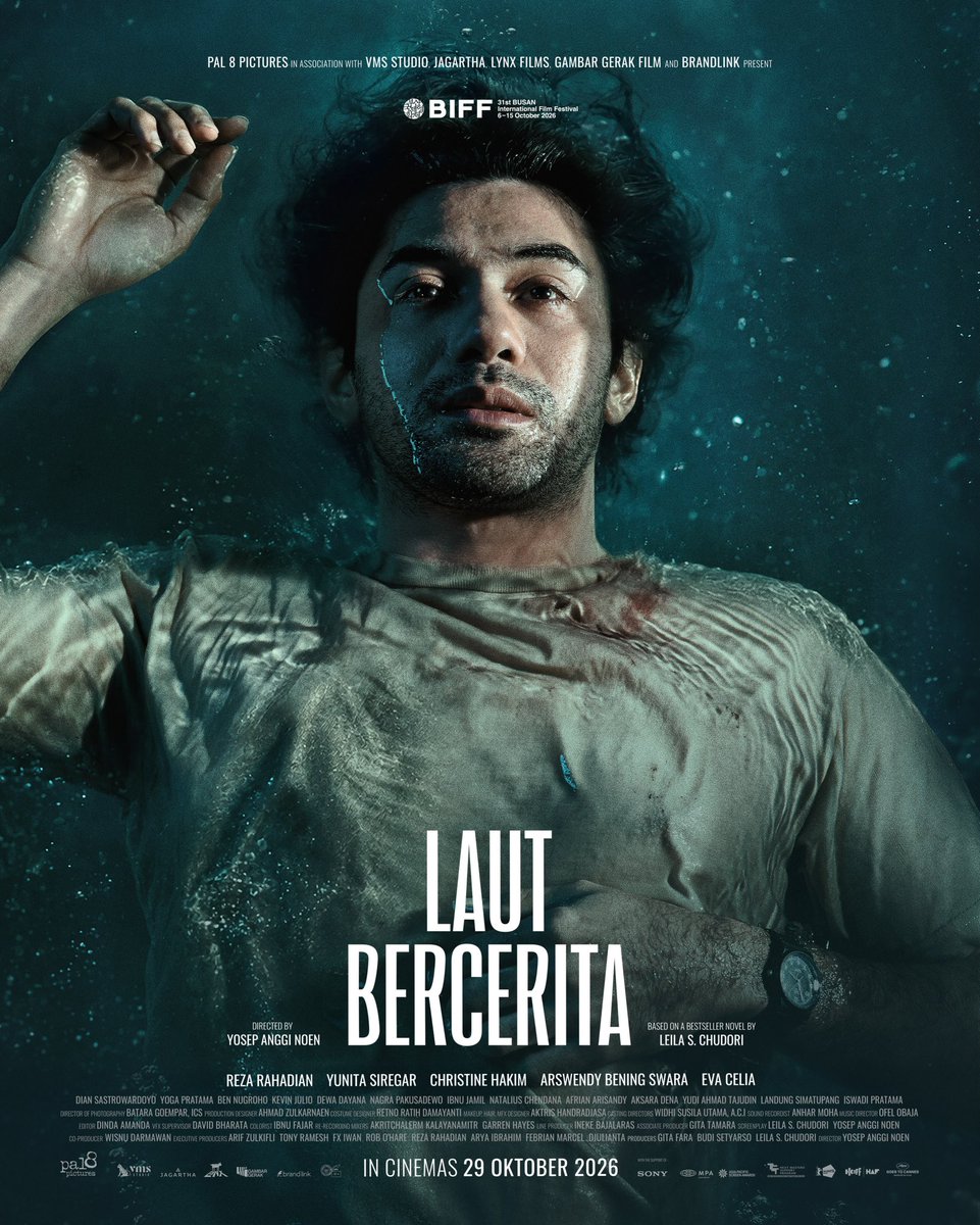 txtanakbioskop's tweet photo. Pernah ngga sih, dada berasa digebuk kenceng banget pas kelar nonton film.

Sakit, pedih, kayak semua hal yang menyedihkan tuh ngumpul jadi satu. Bukan karena filmnya dibikin sedih, tapi sedih karena kejadian begitu, masih ada sampe sekarang. Bahkan lebih parah.

So, inilah review LAUT BERCERITA buat kamu.