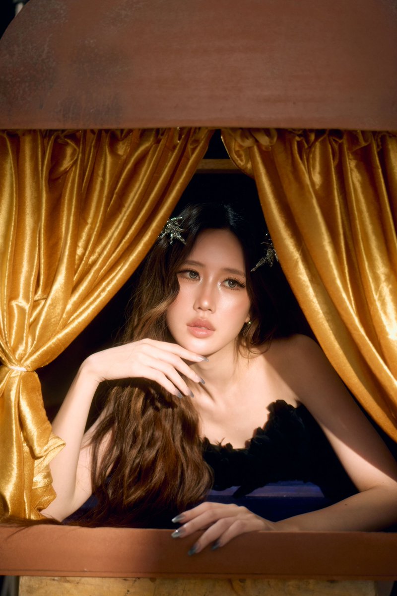 CM2Connect's tweet photo. “JANEYEH” คัมแบ็กส่ง “Apple Candy” เพลงป๊อปสุดแซ่บ!!
เปิดโหมดเสิร์ฟเสน่ห์สาวมั่นชวนขยี้ใจ

กลับมาทวงพื้นที่หัวใจแฟนเพลงอีกครั้ง สำหรับศิลปินสาว JANEYEH (เจนเย่-เมธิกา จีรนรภัทร)            ที่ล่าสุดคัมแบ็กพร้อมซิงเกิลใหม่ “Apple Candy” เพลงป๊อปสุดสดใสที่มาพร้อมเสน่ห์ของสาวมั่น แฝงความขี้เล่นและเซ็กซี่แบบกำลังดี ชวนคนที่กำลังแอบมองให้เลิกเขิน แล้วกล้าเดินเข้ามาทำความรู้จักกันสักที  งานนี้ได้คนดนตรีมากฝีมืออย่าง MAYOJAMES มารับหน้าที่โปรดิวเซอร์ พร้อมด้วย GALCHANIE           ที่มาร่วมจรดปลายปากกาแต่งเนื้อร้อง เติมสีสันให้เพลงมีเสน่ห์ชวนฟังยิ่งขึ้น

สำหรับ “Apple Candy” ถ่ายทอดความรู้สึกของคนที่รู้ตัวว่าตัวเองมีเสน่ห์ พร้อมส่งสัญญาณแบบหยิกแกมหยอกไปถึงอีกฝ่ายที่กำลังแอบสนใจ โดยไม่จำเป็นต้องเป็นฝ่ายวิ่งตามหรือเร่งรัดความสัมพันธ์ แต่เลือกเปิดโอกาสให้อีกฝ่ายเป็นคนตัดสินใจก้าวเข้ามาทำความรู้จักด้วยตัวเอง เรียกว่าเป็นการเดินเกมจีบที่เต็มไปด้วยความมั่นใจ สนุกสนาน และชวนให้ลุ้นว่าใครจะเป็นฝ่ายเริ่มก่อน โดยในด้านคาแรกเตอร์ของเพลง เผยให้เห็นอีกมุมของเจ้าตัวในลุคสาวมั่นที่ทั้งสดใสและขี้เล่น ชอบแหย่ ชอบหยอกล้อผ่านคำพูด รู้ว่ามีคนกำลังให้ความสนใจ แต่ก็ไม่รีบร้อนที่จะเป็นฝ่ายเข้าหาก่อน สะท้อนเสน่ห์ของผู้หญิงที่มีความน่ารัก เป็นกันเอง และรู้คุณค่าของตัวเอง โดยไม่จำเป็นต้องวิ่งไล่ตามใคร ในขณะที่ซาวด์ดนตรีมาในสไตล์ป๊อปที่ฟังง่าย ติดหู พร้อมจังหวะสนุกๆ ชวนขยับตาม ผสมผสานความซุกซนและความเซ็กซี่ไว้อย่างลงตัว สร้างบรรยากาศราวกับเกมจีบกันที่ต่างฝ่ายต่างส่งสัญญาณหยอกเย้าไปมา เติมความหวานและความมีชีวิตชีวาให้เพลงนี้กลายเป็นอีกหนึ่งซิงเกิลที่อัดแน่นไปด้วยเสน่ห์ได้อย่างชัดเจนลงตัว สำหรับใครที่กำลังตกอยู่ในโหมดแอบชอบ หรืออยากเติมความมั่นใจให้ตัวเอง เตรียมปักหมุดเพลงนี้ไว้ในเพลย์ลิสกันได้เลย!!

สามารถฟังเพลง “Apple Candy” ของศิลปินสาว JANEYEH ได้แล้วทุก Streaming Platform และชม  Music Video ได้ที่ YouTube JaneYeh : https://t.co/VhY3Zmm9Bx 

#AppleCandy_MV  
#เจนเย่