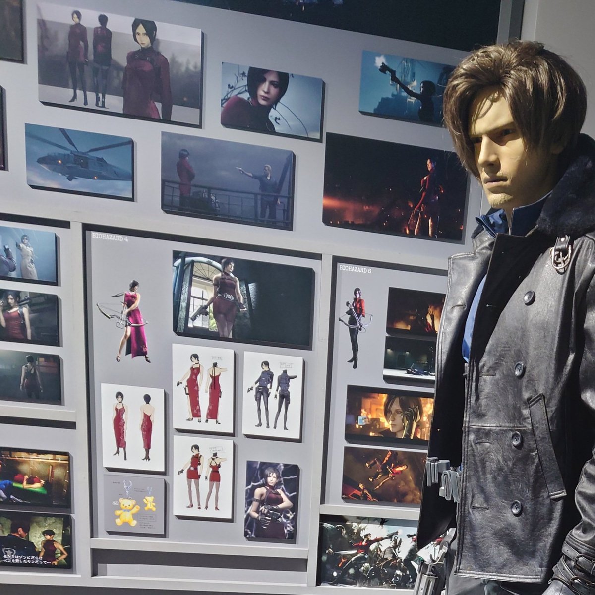 fivvfth's tweet photo. The wall next to Leon is covered with pictures of Ada 👀

#theycomeasapair
#donotseperatethem https://t.co/hdDWK0BUIl