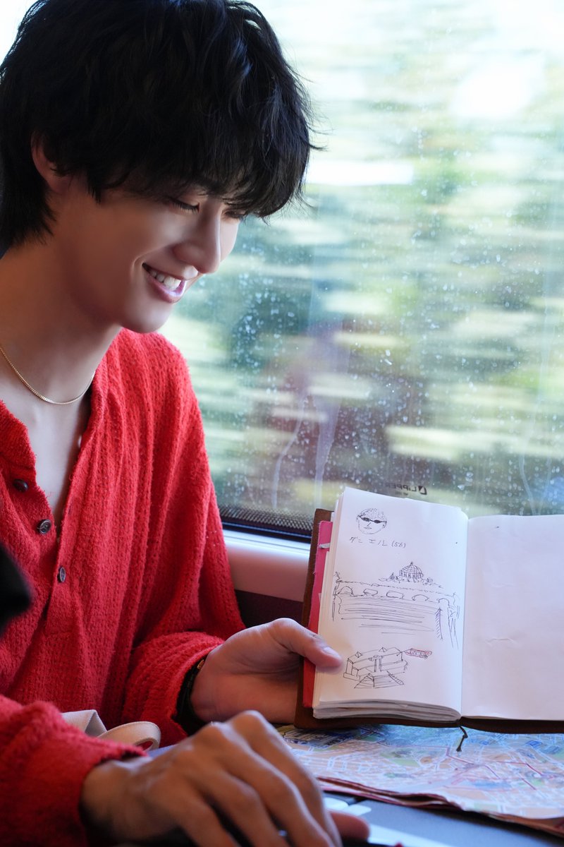 sonomanma_1st's tweet photo. 【曽野まんま OFF SHOT 🇮🇹】  

次の街へ向かう電車の中で📸
現地でゲットした観光マップを広げたり🗺️
旅の思い出を絵に残してみたり🖋️♪

#曽野舜太1st写真集 
#曽野まんま https://t.co/cRk2YGLbCS