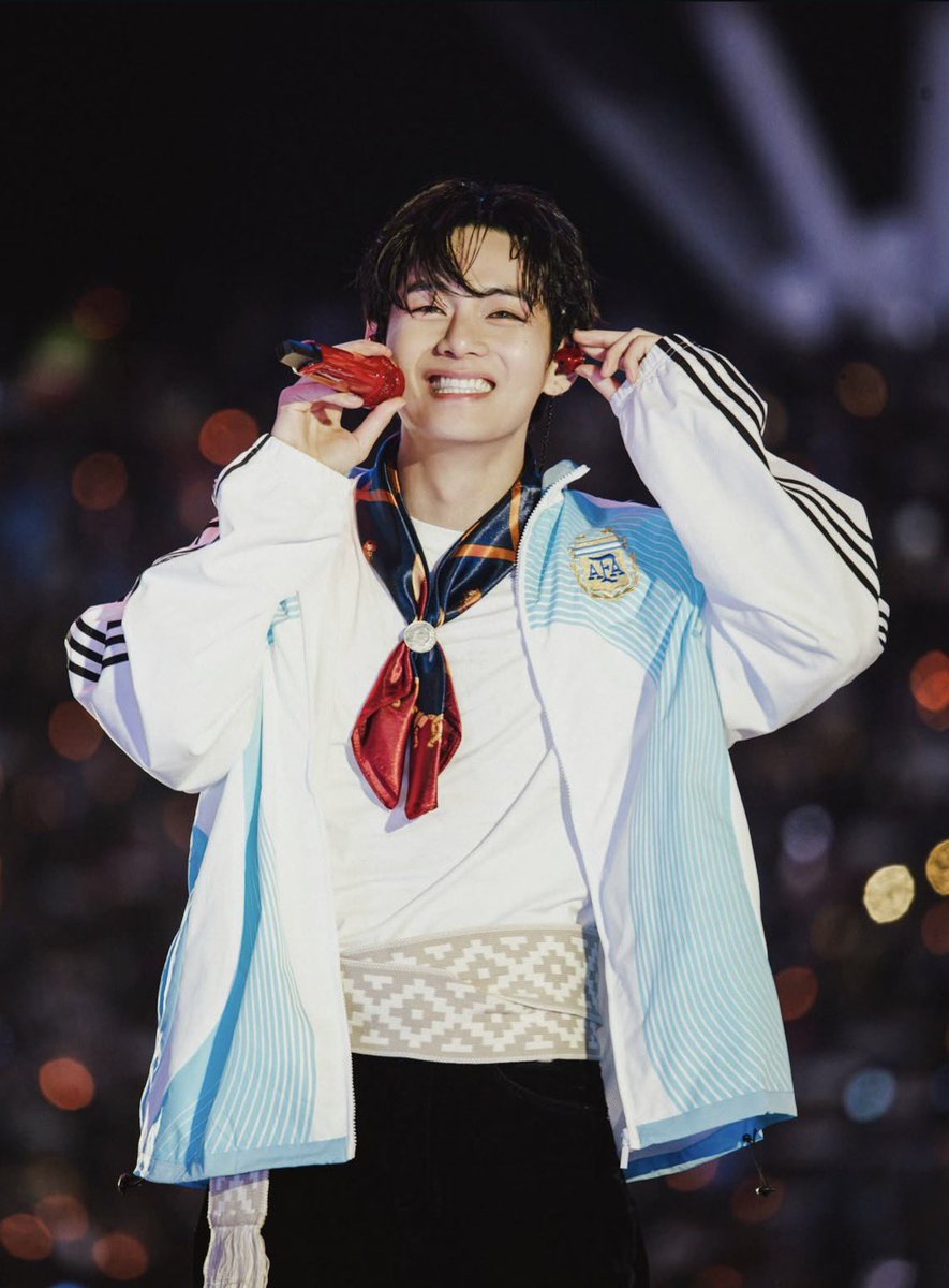 ornuthv's tweet photo. me pone re mal que odien a taehyung cuando es esto, mira lo que es esa sonrisa no podría desearle nada malo nunca 😭😭 devuélvanlo a argentina por favor https://t.co/K4WqQL9PIT