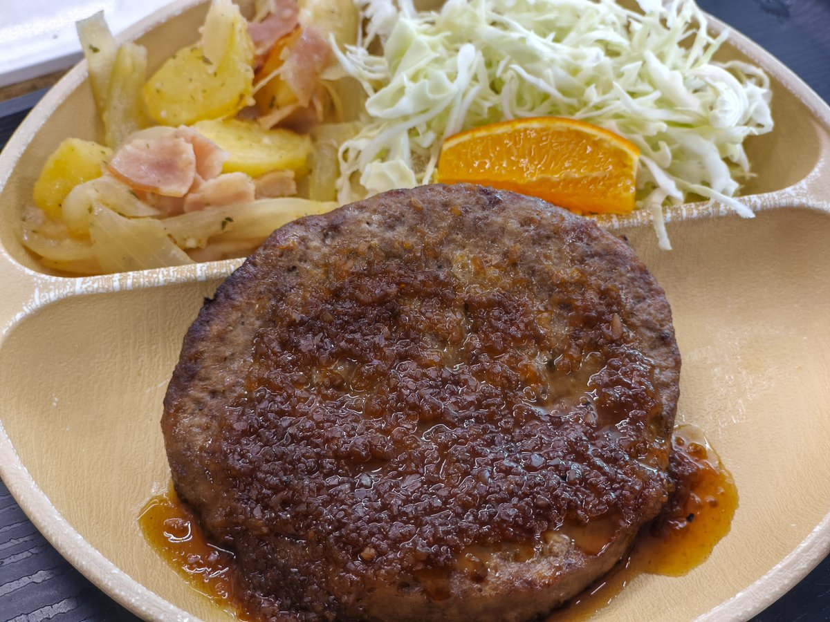 RAKUsyuro's tweet photo. 🐫今日のお昼ごはん
ジューシーなハンバーグに、ホクホクのジャーマンポテト🥔✨
シャキシャキのキャベツと、豆腐とワカメのお味噌汁も♪
食後はオレンジでさっぱり🍊
今日もおいしくいただきました!
#札幌 #東区 #楽 #RAKU #就労支援B型
#今日のお昼ごはん https://t.co/keXMwEmWlD