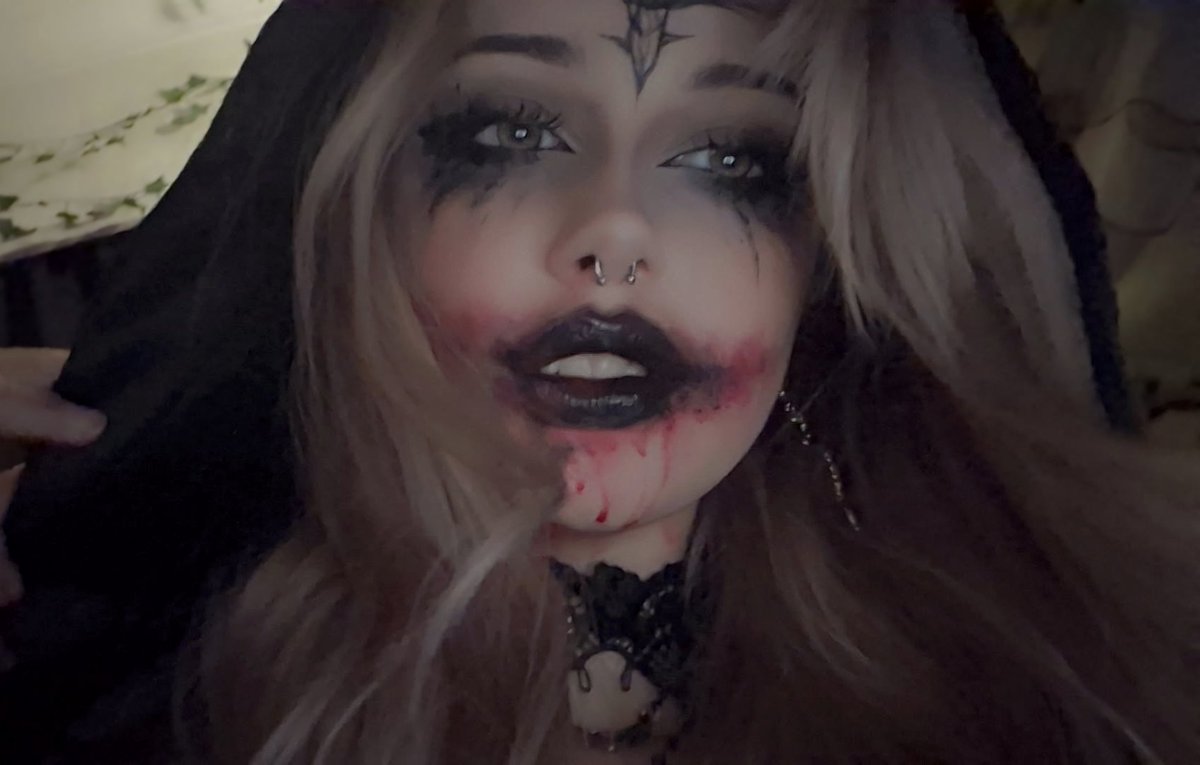 xLottyTot's tweet photo. bela dimitrescu cosplay🩸#Halloween #ResidentEvil https://t.co/3rCLjrdg0V