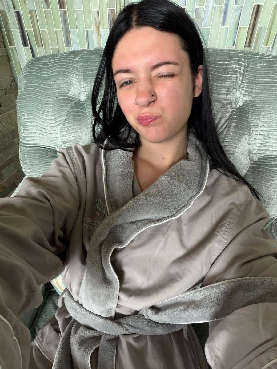 dreamboat_lily's tweet photo. Careful, this little wink might make you forget what you came here for 😉 https://t.co/AskuTqsVnT