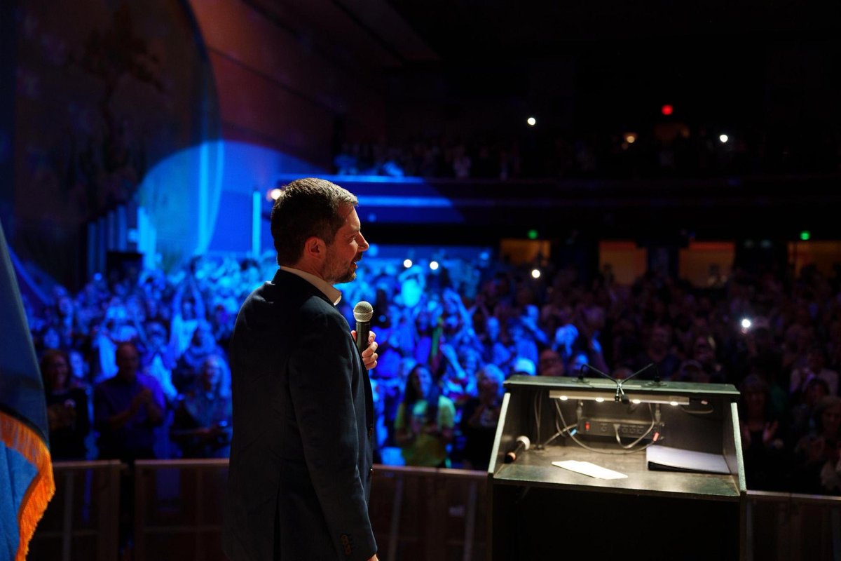 PeteButtigieg's tweet photo. Thank you for coming out tonight, Boulder! Now let's keep up the energy and elect Colorado Democrats up and down the ballot on Election Day. https://t.co/NeMlR7MdQA