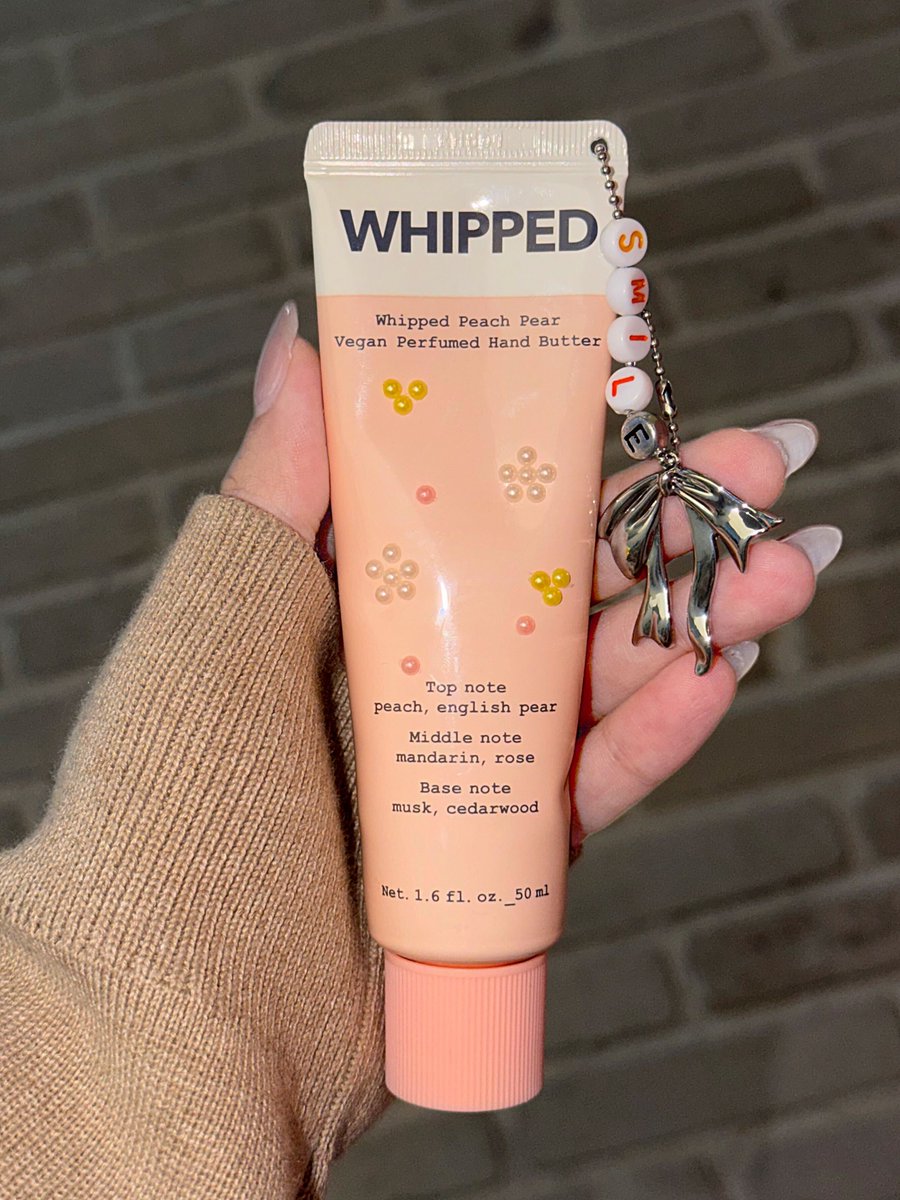 whipped_jp's tweet photo. 新作バター、デコってみました🧈🎀

先日ご紹介したリップ＆ハンドバター、
実物はこんな感じです🤭♡

聖水(ソンス)にあるWHIPPEDのお店では
DIYも楽しめます！
自分用にも、お友達へのお土産にもぜひ🇰🇷🎀

𝑾𝑯𝑰𝑷𝑷𝑬𝑫【新発売記念プレゼント】🎁
新作リップ＆ハンドバターを
【抽選で5名様】にプレゼント🧈🤍

【📝応募方法】
① @whipped_jp をフォロー
② この投稿をリポスト🔁
③ 新作の中で気になるアイテムをリプ💬

⏰ 11/1 23:59まで
当選された方には後日DMをお送りします💌

#WHIPPED #ホイップド #リップバター #ハンドバター #プレゼントキャンペーン