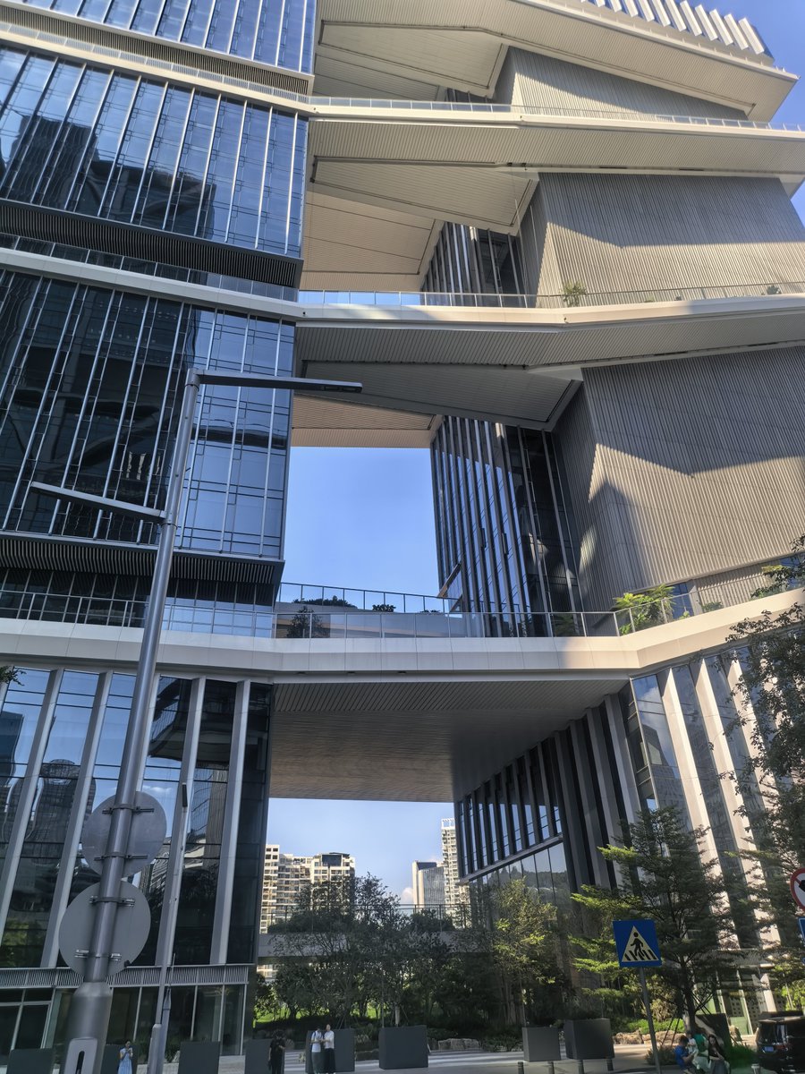 wuyangigij's tweet photo. 位于中国深圳的DJI总部，很有科技感和美学，可惜我只能在楼下看看 https://t.co/DPOsk7rZsG