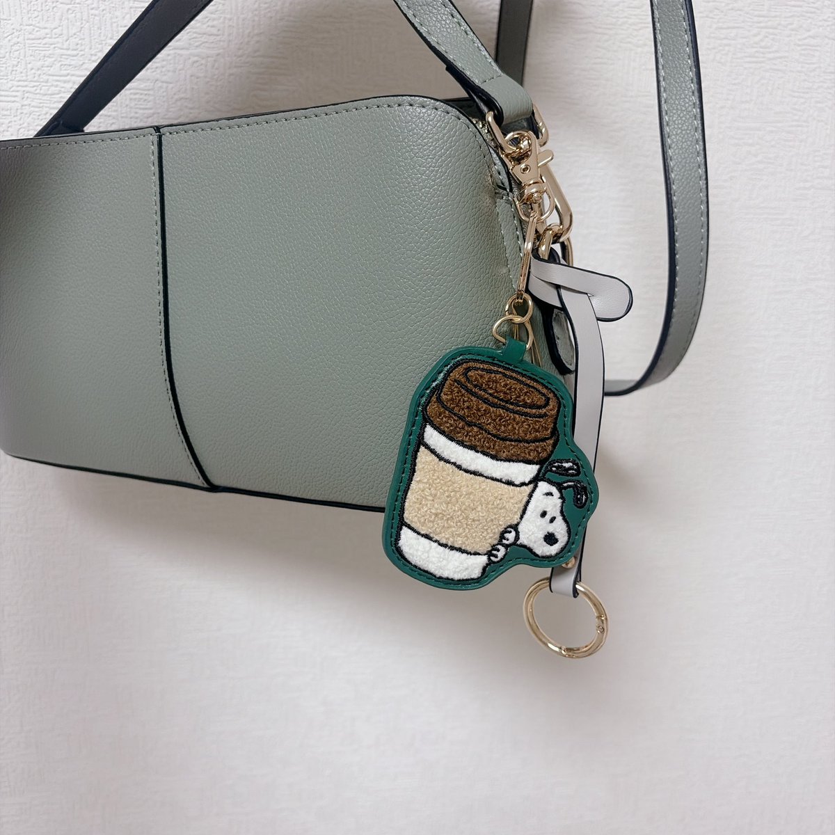 otona_snoopy's tweet photo. ファミマ×スヌーピーコラボの
さがら刺繍キーホルダーはカバンにつけました💚

グリーンのカバンにピッタリでかわいい♥

#スヌーピー #PEANUTS 
#スヌーピーとファミマの秋 https://t.co/4IUWk68Ekf