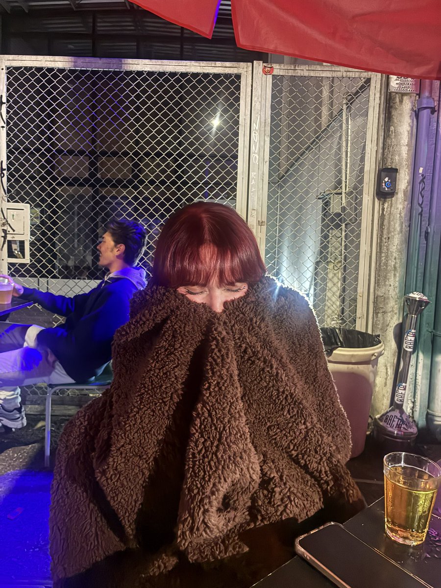 danithegenuine's tweet photo. a gnt no bar e o cara ofereceu uma MANTA p essa pobre coitada que ta tremendo de frio https://t.co/0efAW3wuaU
