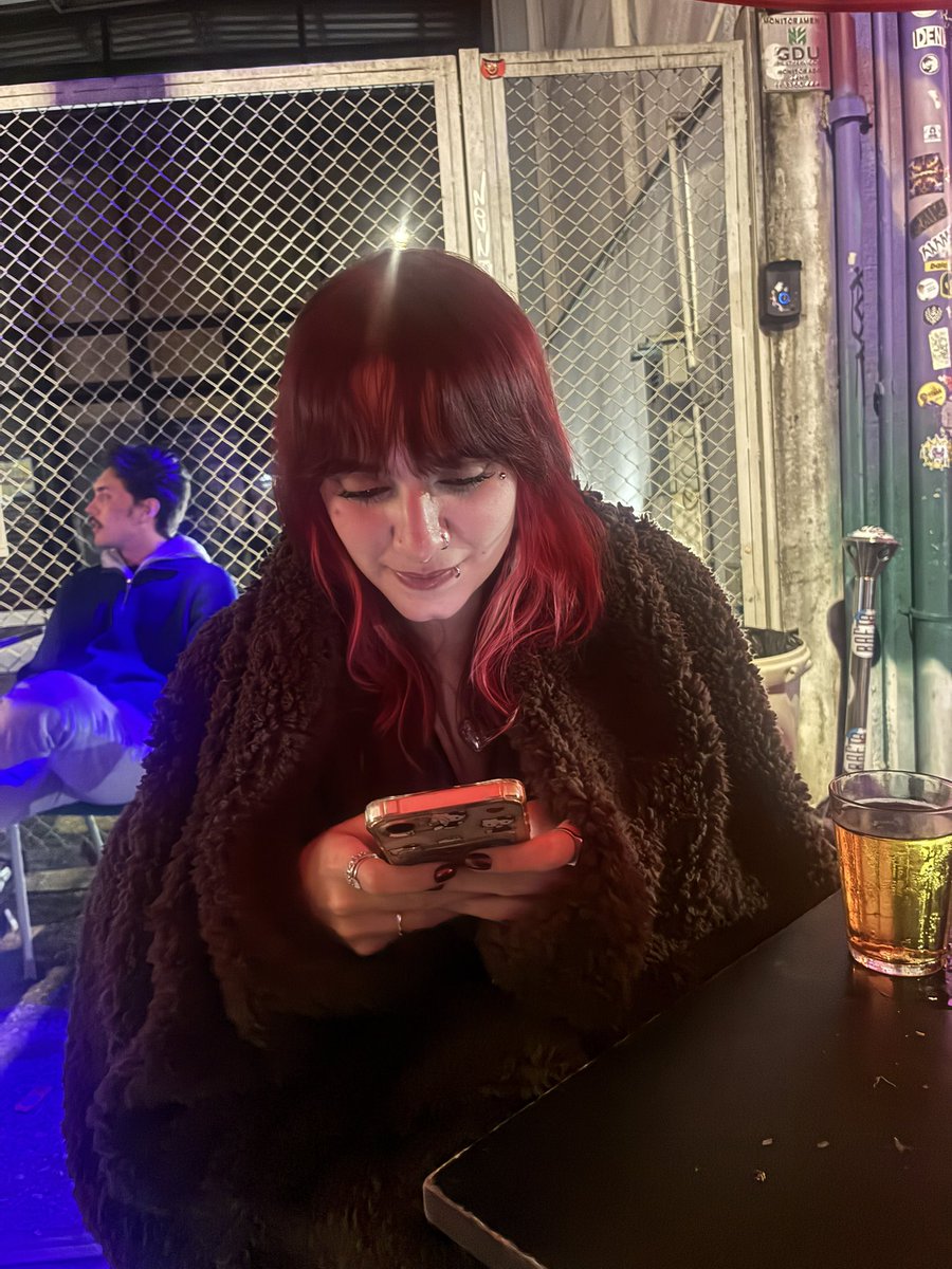 danithegenuine's tweet photo. a gnt no bar e o cara ofereceu uma MANTA p essa pobre coitada que ta tremendo de frio https://t.co/0efAW3wuaU