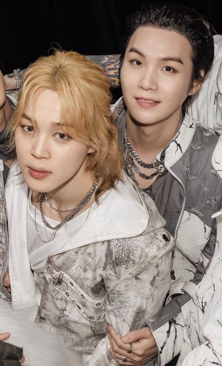 allystsuki's tweet photo. *salen rumores de noviazgo a yoongi*
yoongi al día siguiente: https://t.co/5W8fScahz4