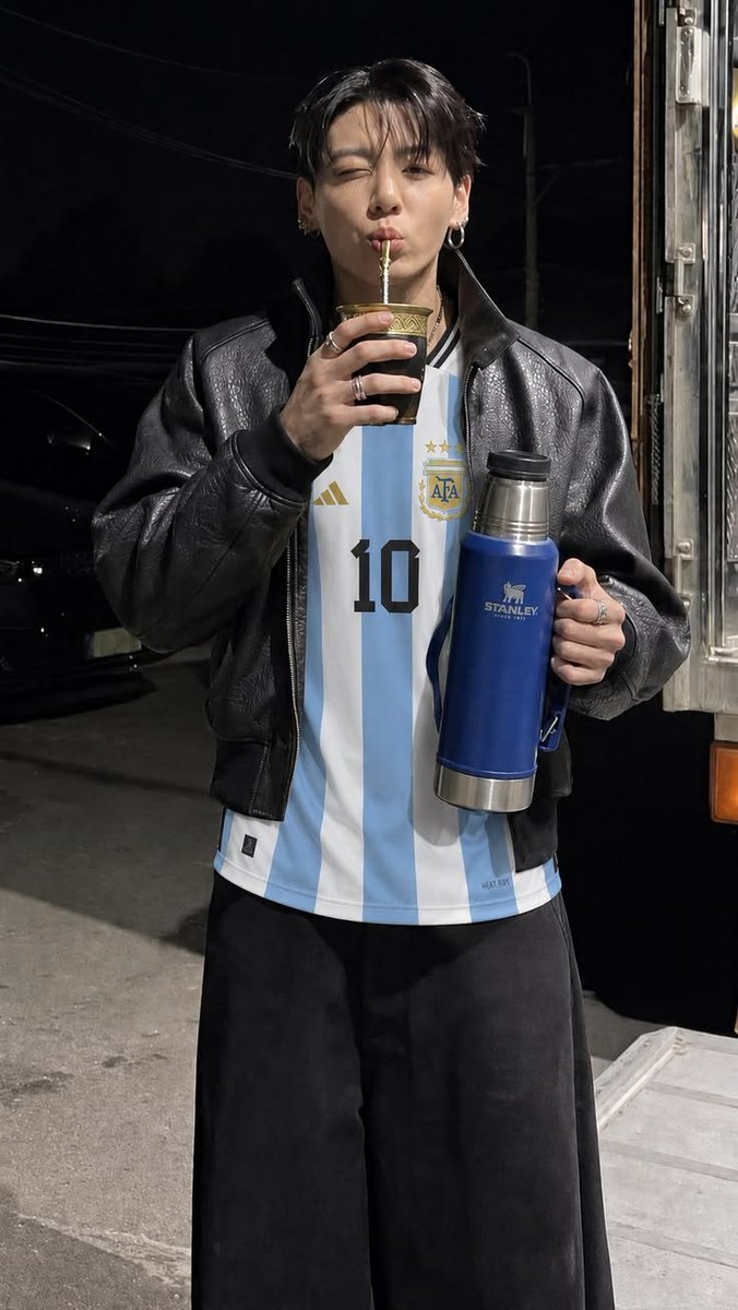 taii_pess's tweet photo. Ahora que ya tengo Mutis que se hace? No sé las invito a tomar mates chicas https://t.co/iTH4VL0z3y