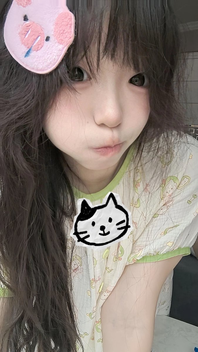 Yuzq16's tweet photo. 绿色睡衣猪猪头饰限定 https://t.co/pgoKBAwWTJ