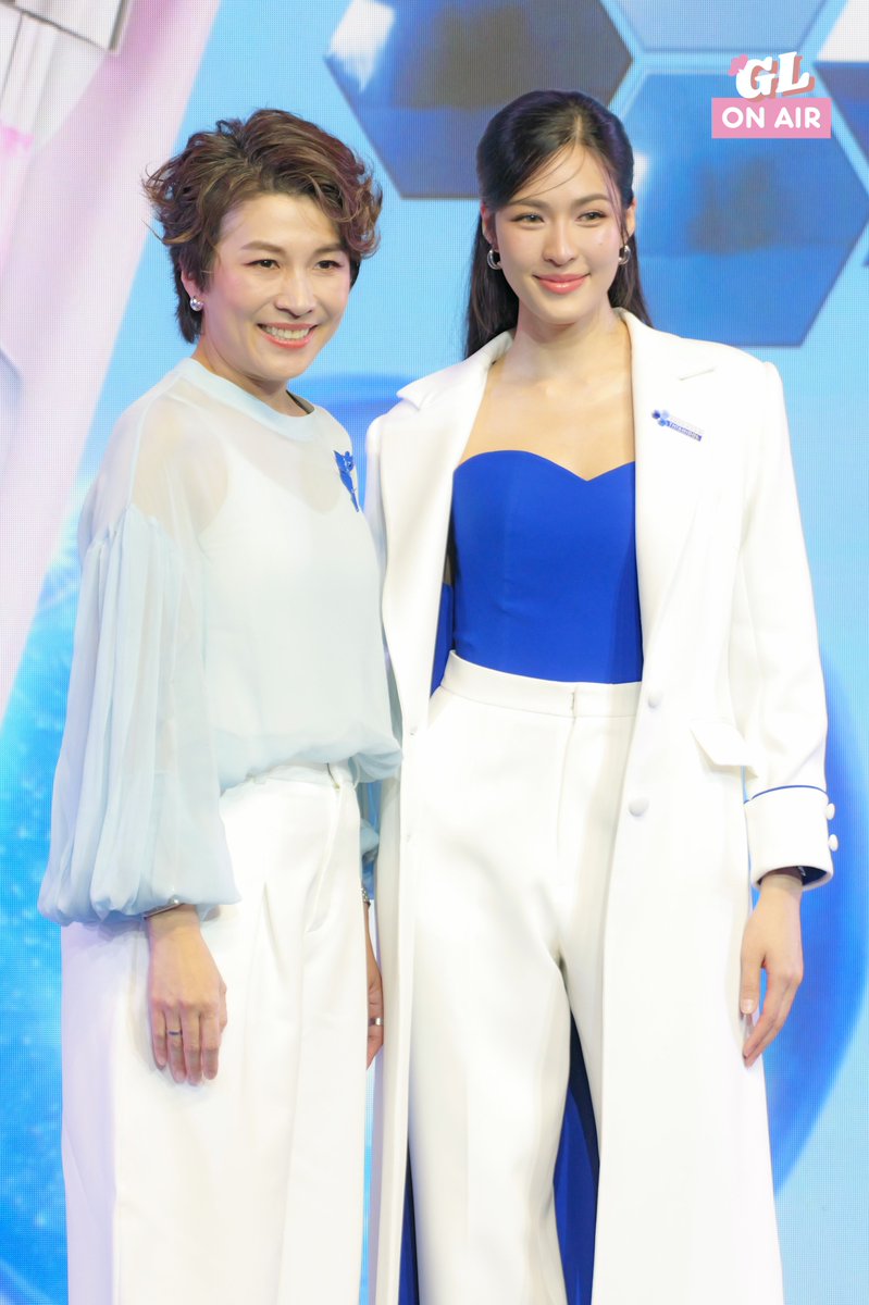 glonair's tweet photo. 💙 NIVEA เปิดตัว “หลิงหลิง คอง” Friend of NIVEA คนใหม่! พร้อมพลิกโฉมการดูแลผิวกายด้วย THIAMIDOL®

นีเวียเปิดตัว NIVEA Extra Bright Body Serum ใหม่ 6 สูตร ภายใต้แนวคิด “From Face to Body” ต่อยอดนวัตกรรมสารไบรท์เทนนิ่ง THIAMIDOL® จากการดูแลผิวหน้าสู่ผลิตภัณฑ์ดูแลผิวกายเป็นครั้งแรก

🔬 ไฮไลต์สำคัญของนวัตกรรม THIAMIDOL®

• ผ่านการวิจัยและพัฒนามากกว่า 10 ปี จากการศึกษาสารกว่า 50,000 โมเลกุล
• มีคุณสมบัติช่วยยับยั้งการทำงานของเอนไซม์ Tyrosinase ที่เกี่ยวข้องกับการสร้างเม็ดสีเมลานิน
• นีเวียระบุว่ามีข้อมูลผลทดสอบในห้องปฏิบัติการแสดงประสิทธิภาพเหนือกว่ากลูต้าไธโอน 55 เท่า

6 สูตรใหม่ ตอบโจทย์ปัญหาผิวกายที่แตกต่างกัน

1. 10 Super Glow – ลดเลือนจุดด่างดำฝังลึก
2. Super C+ – ผิวกระจ่างใส พร้อมปกป้องแสงแดด SPF 50
3. C&E Bouncy Radiance – ผิวชุ่มชื้น อิ่มฟู เปล่งปลั่ง
4. 10 Super Youth – ดูแลริ้วรอยและสัญญาณแห่งวัย
5. C&A Even Glow – ดูแลปัญหาสีผิวไม่สม่ำเสมอ
6. C&AHA Smooth Glow – ผลัดเซลล์ผิวอย่างอ่อนโยน เพื่อผิวดูเรียบเนียน

🌟 อีกหนึ่งไฮไลต์ของงานคือ “หลิงหลิง – ศิริลักษณ์ คอง” ที่เปิดตัวในฐานะ Friend of NIVEA คนใหม่ของ NIVEA Body Care ร่วมถ่ายทอดแนวคิดการดูแลผิวกายให้ดูกระจ่างใสอย่างมั่นใจ

ภายในงาน “1st Body Serum with THIAMIDOL®” ณ Gaysorn Amarin, Forum ยังมีกิจกรรม THIAMIDOL® Power Lab, Pick Your Glow และ Glow Shop เปิดโอกาสให้ผู้ร่วมงานได้รู้จักนวัตกรรมและสัมผัสผลิตภัณฑ์ทั้ง 6 สูตรอย่างใกล้ชิด

ถือเป็นอีกก้าวของ NIVEA ในการนำนวัตกรรมจากการดูแลผิวหน้ามาต่อยอดสู่การดูแลผิวกาย เพื่อให้ทุกคนเลือกผลิตภัณฑ์ได้ตรงกับความต้องการของผิวตัวเองมากขึ้น 💙

หมายเหตุ: ข้อมูลประสิทธิภาพของ THIAMIDOL® อ้างอิงตามเอกสารประชาสัมพันธ์ของ NIVEA และผลทดสอบในห้องปฏิบัติการตามที่ระบุในเอกสาร

NIVEA THIAMIDOL WITH LINGLING
#NIVEASuperGlowXLingling
#NIVEA #NIVEABodyCare #THIAMIDOL #FromFaceToBody #หลิงหลิงคอง #LinglingKwong