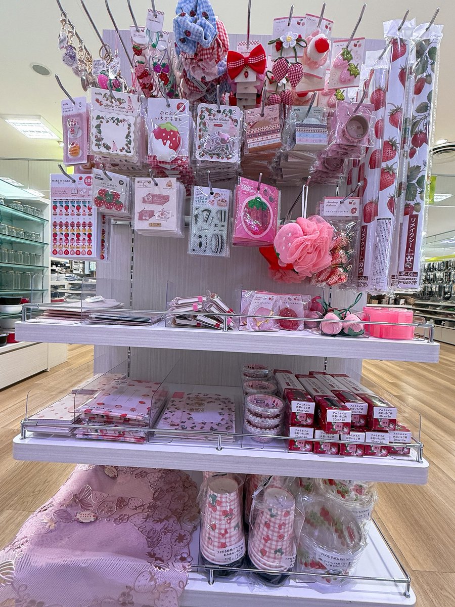 MiKe_teatime's tweet photo. Seriaに仕事で使うもの買いにきたら、いちごブースがあってコレ🍓はぁ？最高かよ。めっちゃ買い漁ってしまったじゃないか。

仕事のやつは買い忘れた。 https://t.co/8vpEPGHNtQ