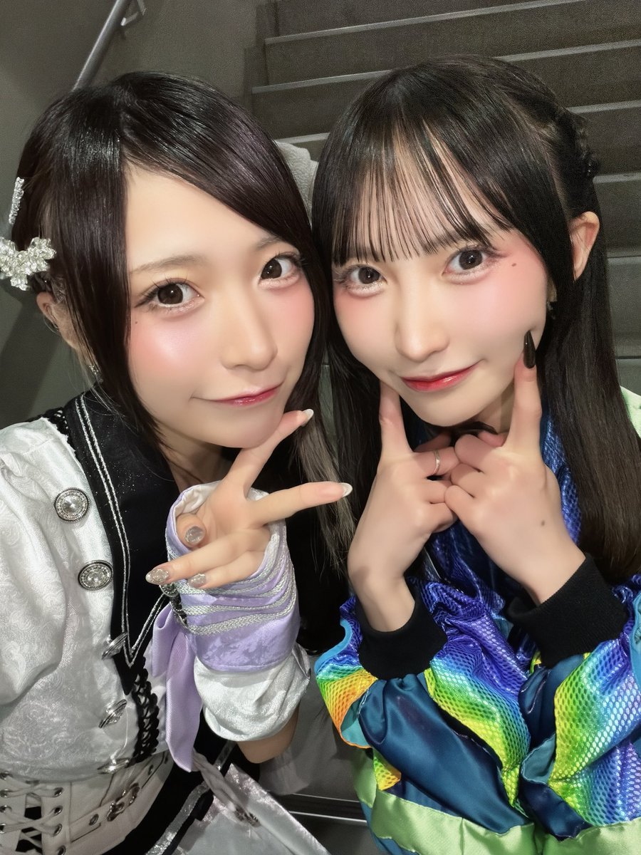 uta_parepare's tweet photo. YOLOZさんの壱ちゃんとリンちゃんとお写真を撮っていただきました...𖤐 ̖́-

YOLOZさんのライブ凄く大好きで、いつも客席で見る側だったのだけど、昨日は同じステージに立つ側から見ていて、また凄く刺激をもらいました...！

31日の大阪での主催対バンにも出演していただくの🐙

今週2回もご一緒できるの嬉しい（т-т）✨
(ライブ楽しみライブ楽しみライブ楽しみ)