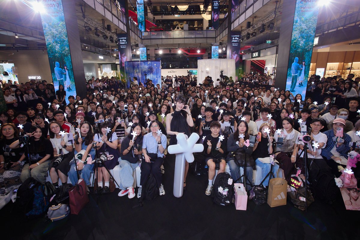 tingmonthly's tweet photo. “มินนี่ (MINNIE of i-dle)” เสิร์ฟความสเปเชียลให้ NEVERLAND แบบใกล้ชิด
โชว์ Live Session เปิดตัวดิจิทัลอัลบั้มเพลงไทย หูเคลือบทองทั้งงาน!!

เป็นอีกหนึ่งวันดี ๆ ที่เต็มไปด้วยรอยยิ้มและความประทับใจ เมื่อ “มินนี่ ณิชา ยนตรรักษ์” สาวไทยสมาชิกวงเกิร์ลกรุ๊ป K-POP ระดับโลก i-dle (ไอเดิล) ชวน NEVERLAND มารวมพลใช้ช่วงเวลาสุดพิเศษร่วมกันในกิจกรรม “MINNIE SPECIAL LIVE IN BANGKOK” เมื่อวันที่ 25 ตุลาคมที่ผ่านมา ณ SPHERE GALLERY 1 ชั้น M ศูนย์การค้า EMSPHERE ที่เนรมิตให้กลายเป็นพื้นที่แห่งความสุข จัดเต็มโชว์ Live Session พร้อมวงดนตรีสด เปิดตัวดิจิทัลอัลบั้มภาษาไทยครั้งแรกในชีวิต [i love you to the moon and back] ให้แฟน ๆ ได้หูเคลือบทองไปกับเสียงร้องพราวเสน่ห์ของมินนี่แบบเต็มอิ่ม พร้อมสัมผัสโลกของมินนี่อย่างใกล้ชิดกับ MINNIE ‘to the moon :)’ POP-UP IN BANGKOK ที่จัดขึ้น 3 วัน ตั้งแต่วันที่ 23–25 ตุลาคม 2569
บรรยากาศภายในกิจกรรม MINNIE SPECIAL LIVE IN BANGKOK คึกคักสุดๆ เมื่อเหล่า NEVERLAND ทยอยมารวมตัวกันจนเต็มพื้นที่ ก่อนเข้าสู่ช่วงเวลาที่ทุกคนรอคอย เมื่อมินนี่ปรากฏตัวพร้อมเพลง ‘ขอจีบ (nice to meet you)’ ซิงเกิลประกอบภาพยนตร์เรื่อง “HENRY's First Dates จีบซ้ำซ้ำ เฮนรี่จำไม่ได้” ที่รับบทนางเอกอย่าง ‘ลูซี่’ พร้อมโชว์ 3 ผลงานเพลงจากอัลบั้ม [i love you to the moon and back] เริ่มจาก ‘เมฆขาว (white clouds)’ เพลงที่สื่อถึงคนต้องห่างไกลกัน แต่เพียงมองท้องฟ้าก็รับรู้ได้ว่าส่งความคิดถึง และความปรารถนาดีผ่านหมู่เมฆขาว ต่อด้วยเพลง ‘insomnia’ ที่ถ่ายทอดความรู้สึกในค่ำคืนที่ยากจะข่มตาหลับ เพราะเฝ้ารอข้อความจากคนสำคัญ และปิดท้ายด้วย ‘to the moon :)’ เพลงไตเติ้ล เพลงแนว Mid-Tempo Synth-Pop ฟังสบาย ที่ผสมผสานไลน์กีตาร์ชวนซึ้งเข้ากับเมโลดี้ระยิบระยับ ฟีลคลั่งรักถ่ายทอดวินาทีแห่งการพบเจอคนที่ใช่ พร้อมคำสัญญาแสนอบอุ่นว่าจะรักและดูแลกันตลอดไป เพลงนี้เพิ่งปล่อยมิวสิกวิดีโอไปหมาด ๆ ด้วย งานนี้ทำเอาแฟนคลับผู้โชคดีที่ได้ใกล้ชิดขอบเวที ฟินทะลุจักรวาลเลยทีเดียว
โดย มินนี่ เผยว่า “อัลบั้มเพลงภาษาไทยเป็นผลงานที่ตั้งใจทุ่มเทและมีส่วนร่วมเกือบทุกขั้นตอน ทั้ง 3 เพลงสื่อถึง 3 อารมณ์ ได้แก่ เหงา เศร้า และอินเลิฟ โดยเลือกดวงจันทร์ (Moon) มาเปรียบกับความรักที่ต้องผ่านเรื่องราวและความรู้สึกต่าง ๆ กว่าจะเติบโตจนสมบูรณ์แบบ เช่นเดียวกับดวงจันทร์ที่ต้องผ่านช่วงเวลาต่าง ๆ กว่าจะเต็มดวง จากจันทร์เสี้ยวที่เริ่มเปล่งประกาย สู่พระจันทร์เต็มดวงที่ส่องสว่างอย่างสมบูรณ์แบบ ส่วนเพลงไตเติ้ล ‘to the moon :)’ เป็นเพลงที่เขียนไว้เมื่อ 2-3 ปีก่อน และเลือกหยิบมารวมไว้ในอัลบั้มนี้
นอกจากนี้ อยากขอบคุณ NEVERLAND ที่คอยซัพพอร์ตเสมอมา รู้สึกดีใจที่เพลง ‘to the moon :)’ ได้รับกระแสตอบรับอย่างล้นหลาม รวมถึงขอบคุณทุกคนที่แวะมาเช็กอิน POP-UP ตลอด 3 วัน ซึ่งเป็นอีกหนึ่งความตั้งใจที่อยากมอบความสุขให้แฟน ๆ ด้วยการนำไอเดียจากทั้ง 3 เพลงมาถ่ายทอดผ่านแต่ละโซน ทั้ง to the moon :) zone, white cloudloud zone และ insomnia zone ตลอดจนโซนอื่น ๆ และ Merchandise ที่ใส่รายละเอียดสุดเอ็กซ์คลูซีฟ หวังว่าทุกคนจะสนุกและประทับใจ”
ความพิเศษยังไม่หมดแค่นั้น เพราะมีอีกหนึ่งโมเมนต์เรียกรอยยิ้มเกิดขึ้น เมื่อเหล่า NEVERLAND พร้อมใจกันร้องเพลง Happy Birthday ย้อนหลังวันเกิดอายุครบ 29 ปีให้มินนี่ (วันเกิด 23 ตุลาคม) ทำเอาเจ้าตัวยิ้มแก้มปริกับความรักที่แฟน ๆ มอบให้ เรียกว่ากิจกรรม “MINNIE SPECIAL LIVE IN BANGKOK” มีแต่ความสเปเชียลสมชื่อ ทั้งความอบอุ่น ความน่ารัก และโมเมนต์สุดแฮปปี้!!
สำหรับแฟน ๆ ที่อยากร่วมเดินทางและสัมผัสความรู้สึกผ่านเสียงเพลงของมินนี่ สามารถรับฟังทุกบทเพลงใน Digital EP [i love you to the moon and back] ได้แล้ววันนี้บนทุกสตรีมมิ่งแพลตฟอร์มชั้นนำ หรือติดตามข่าวสารและความเคลื่อนไหวต่าง ๆ เพิ่มเติมได้ทางโซเชียลมีเดียออฟฟิเชียลของ i-dle

#아이들 #idle
#มินนี่ #민니 #MINNIE
#i_love_you_to_the_moon_and_back
#to_the_moon_POPUP