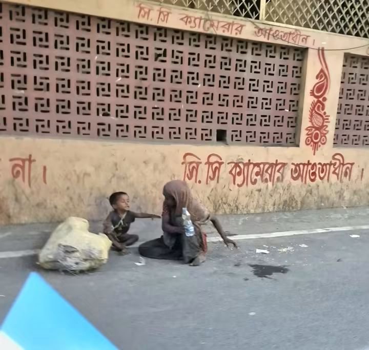 mdjahiry1's tweet photo. ভারসাম্যহীন মা, দুর্ঘটনায় আহত অবুঝ ছেলে, হাসপাতাল থেকে ব্যান্ডেজ করে রাস্তায় চলে এসেছে। বিনা চিকিৎসায় রাস্তায় পড়ে মা'রা যাচ্ছে। রাষ্ট্র দেখেনা, রাষ্ট্র দেখেও দেখেনা। আহা রাষ্ট্র, আহা রাষ্ট্রপতি, আহা প্রধানমন্ত্রী, আহা স্বাস্থ্যমন্ত্রী, হায়রে সমাজকল্যাণমন্ত্রী!🥲 https://t.co/d7ijCtWeYL