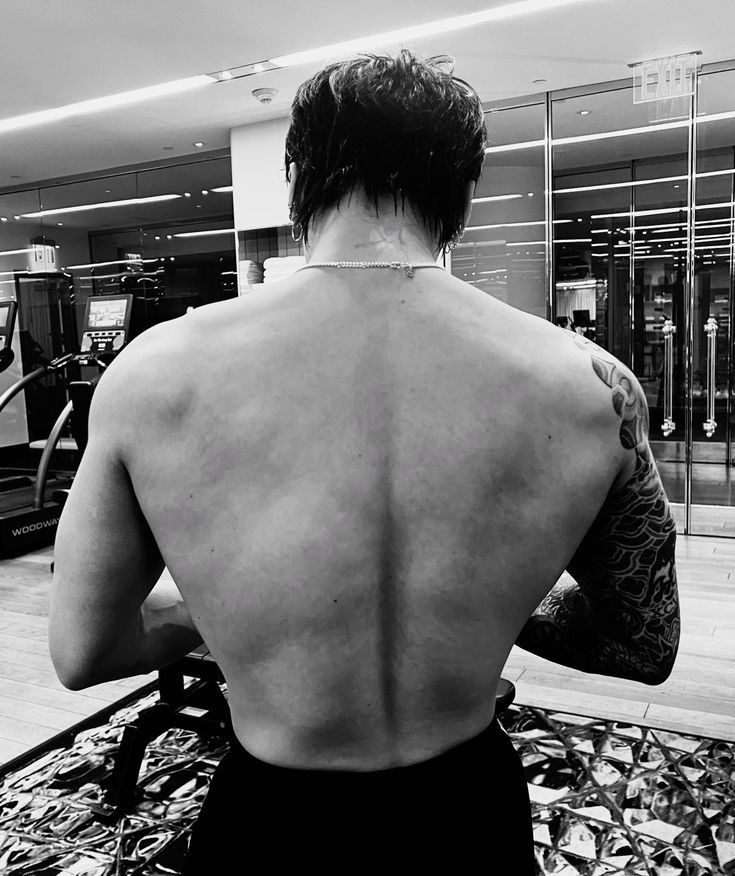jungkuka97's tweet photo. solo dios sabe lo feliz que seria si pudiera dormir agarrada a ese pedazo de espalda todos los dias que bronca https://t.co/lJ2Z6zkobh