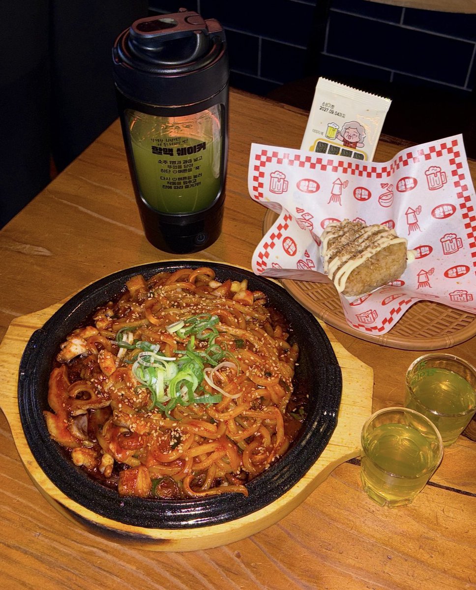 famousuomaf's tweet photo. #RT이벤트 #광고 #역할맥 
이거 역할맥 신메뉴 이모지야 >> 🐮🌶️🍏
애들아 ... 역전할머니맥주에서 신메뉴 나온 거 알아 ? 
내가 맛조합 소개시켜줄게 

1. 소막창주꾸미우동볶음 + 참치주먹밥
소막창주꾸미우동볶음에 참치주먹밥 조합은 필수임
매운맛을 딱 중화시켜줘서 같이 먹으면 존맛임 

2. 소막창주꾸미우동볶음 + 할맥청사과주
할맥청사과주 시키면 쉐이커를 주거든?
사과 농축액이랑 소주 넣고 버튼만 누르면
개맛있는 청사과맛 소주 완성됨 !!! 

🍏 참여 기간 : 10/29 (목) ~ 11/4 (수) 
🍋 당첨자 발표 : 11/5 (목) 개별 DM 발표 예정 
🍏 조건 : RT 필수 
🍋 경품 : 소막창주꾸미우동볶음 기프티콘 (5명) 

신메뉴 기대평 인용 RT 또는 댓글 참여하면 당첨 확률 ⬆️