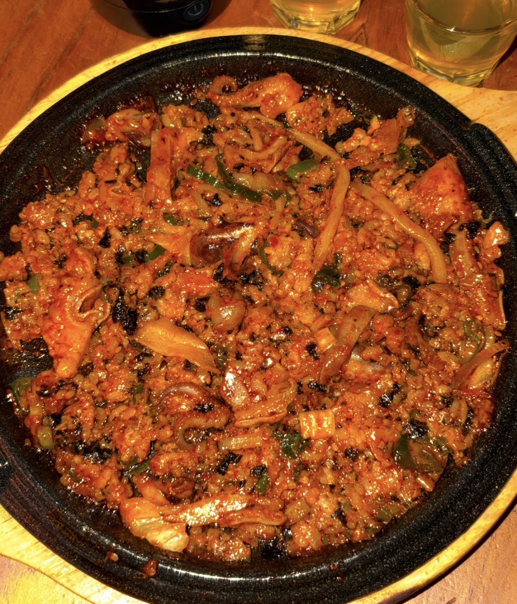 famousuomaf's tweet photo. #RT이벤트 #광고 #역할맥 
이거 역할맥 신메뉴 이모지야 >> 🐮🌶️🍏
애들아 ... 역전할머니맥주에서 신메뉴 나온 거 알아 ? 
내가 맛조합 소개시켜줄게 

1. 소막창주꾸미우동볶음 + 참치주먹밥
소막창주꾸미우동볶음에 참치주먹밥 조합은 필수임
매운맛을 딱 중화시켜줘서 같이 먹으면 존맛임 

2. 소막창주꾸미우동볶음 + 할맥청사과주
할맥청사과주 시키면 쉐이커를 주거든?
사과 농축액이랑 소주 넣고 버튼만 누르면
개맛있는 청사과맛 소주 완성됨 !!! 

🍏 참여 기간 : 10/29 (목) ~ 11/4 (수) 
🍋 당첨자 발표 : 11/5 (목) 개별 DM 발표 예정 
🍏 조건 : RT 필수 
🍋 경품 : 소막창주꾸미우동볶음 기프티콘 (5명) 

신메뉴 기대평 인용 RT 또는 댓글 참여하면 당첨 확률 ⬆️