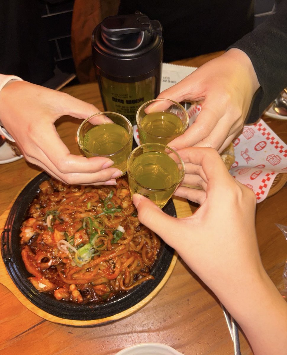 famousuomaf's tweet photo. #RT이벤트 #광고 #역할맥 
이거 역할맥 신메뉴 이모지야 >> 🐮🌶️🍏
애들아 ... 역전할머니맥주에서 신메뉴 나온 거 알아 ? 
내가 맛조합 소개시켜줄게 

1. 소막창주꾸미우동볶음 + 참치주먹밥
소막창주꾸미우동볶음에 참치주먹밥 조합은 필수임
매운맛을 딱 중화시켜줘서 같이 먹으면 존맛임 

2. 소막창주꾸미우동볶음 + 할맥청사과주
할맥청사과주 시키면 쉐이커를 주거든?
사과 농축액이랑 소주 넣고 버튼만 누르면
개맛있는 청사과맛 소주 완성됨 !!! 

🍏 참여 기간 : 10/29 (목) ~ 11/4 (수) 
🍋 당첨자 발표 : 11/5 (목) 개별 DM 발표 예정 
🍏 조건 : RT 필수 
🍋 경품 : 소막창주꾸미우동볶음 기프티콘 (5명) 

신메뉴 기대평 인용 RT 또는 댓글 참여하면 당첨 확률 ⬆️