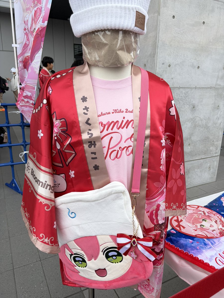 kusozakodark's tweet photo. 現地に着きましたが、みなさん今からデスタムーア倒しに行くんかみたいなフル装備35Pがたくさんいてソフトバンクホークスかよ
#咲き乱れみこち https://t.co/G53jfvgOd0