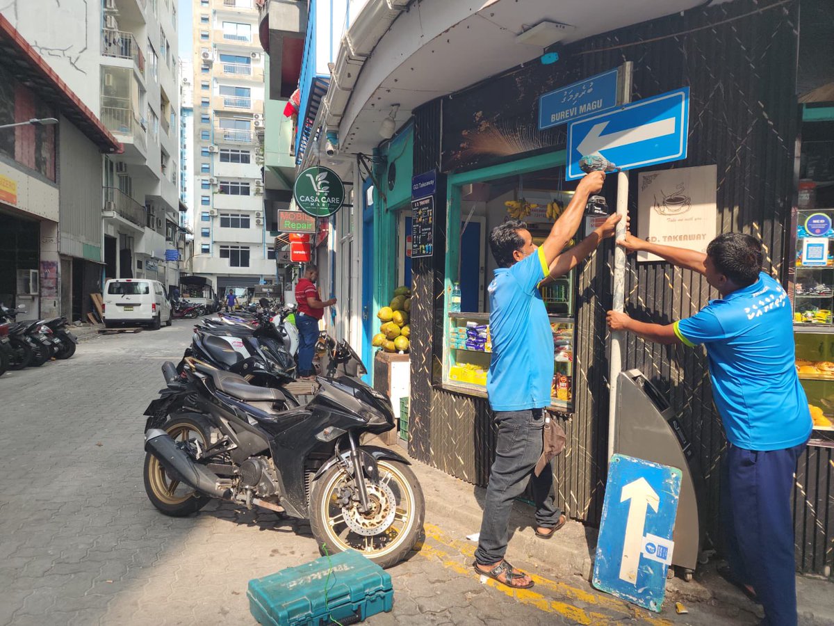 MaleCitymv's tweet photo. މާލޭގެ އެކި މަގުތަކުގައި ޓްރެފިކް ސައިން ބޯޑް ހަރުކޮށް ޓްރެފިކް ލައިން ކުރެހުން https://t.co/tb33lfpMn0
