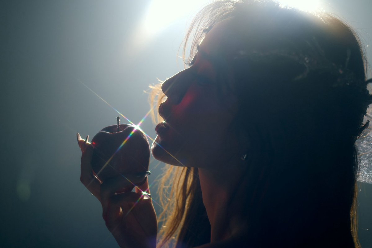 superscenenews's tweet photo. “JANEYEH” คัมแบ็กส่ง “Apple Candy” เพลงป๊อปสุดแซ่บ!!
เปิดโหมดเสิร์ฟเสน่ห์สาวมั่นชวนขยี้ใจ
กลับมาทวงพื้นที่หัวใจแฟนเพลงอีกครั้ง สำหรับศิลปินสาว JANEYEH (เจนเย่-เมธิกา จีรนรภัทร)            ที่ล่าสุดคัมแบ็กพร้อมซิงเกิลใหม่ “Apple Candy” เพลงป๊อปสุดสดใสที่มาพร้อมเสน่ห์ของสาวมั่น แฝงความขี้เล่นและเซ็กซี่แบบกำลังดี ชวนคนที่กำลังแอบมองให้เลิกเขิน แล้วกล้าเดินเข้ามาทำความรู้จักกันสักที  งานนี้ได้คนดนตรีมากฝีมืออย่าง MAYOJAMES มารับหน้าที่โปรดิวเซอร์ พร้อมด้วย GALCHANIE           ที่มาร่วมจรดปลายปากกาแต่งเนื้อร้อง เติมสีสันให้เพลงมีเสน่ห์ชวนฟังยิ่งขึ้น
สำหรับ “Apple Candy” ถ่ายทอดความรู้สึกของคนที่รู้ตัวว่าตัวเองมีเสน่ห์ พร้อมส่งสัญญาณแบบหยิกแกมหยอกไปถึงอีกฝ่ายที่กำลังแอบสนใจ โดยไม่จำเป็นต้องเป็นฝ่ายวิ่งตามหรือเร่งรัดความสัมพันธ์ แต่เลือกเปิดโอกาสให้อีกฝ่ายเป็นคนตัดสินใจก้าวเข้ามาทำความรู้จักด้วยตัวเอง เรียกว่าเป็นการเดินเกมจีบที่เต็มไปด้วยความมั่นใจ สนุกสนาน และชวนให้ลุ้นว่าใครจะเป็นฝ่ายเริ่มก่อน โดยในด้านคาแรกเตอร์ของเพลง เผยให้เห็นอีกมุมของเจ้าตัวในลุคสาวมั่นที่ทั้งสดใสและขี้เล่น ชอบแหย่ ชอบหยอกล้อผ่านคำพูด รู้ว่ามีคนกำลังให้ความสนใจ แต่ก็ไม่รีบร้อนที่จะเป็นฝ่ายเข้าหาก่อน สะท้อนเสน่ห์ของผู้หญิงที่มีความน่ารัก เป็นกันเอง และรู้คุณค่าของตัวเอง โดยไม่จำเป็นต้องวิ่งไล่ตามใคร ในขณะที่ซาวด์ดนตรีมาในสไตล์ป๊อปที่ฟังง่าย ติดหู พร้อมจังหวะสนุกๆ ชวนขยับตาม ผสมผสานความซุกซนและความเซ็กซี่ไว้อย่างลงตัว สร้างบรรยากาศราวกับเกมจีบกันที่ต่างฝ่ายต่างส่งสัญญาณหยอกเย้าไปมา เติมความหวานและความมีชีวิตชีวาให้เพลงนี้กลายเป็นอีกหนึ่งซิงเกิลที่อัดแน่นไปด้วยเสน่ห์ได้อย่างชัดเจนลงตัว สำหรับใครที่กำลังตกอยู่ในโหมดแอบชอบ หรืออยากเติมความมั่นใจให้ตัวเอง เตรียมปักหมุดเพลงนี้ไว้ในเพลย์ลิสกันได้เลย!!
สามารถฟังเพลง “Apple Candy” ของศิลปินสาว JANEYEH ได้แล้วทุก Streaming Platform และชม  Music Video ได้ที่ YouTube JaneYeh : https://t.co/v6F6DY7BQY 

#AppleCandy_MV  
#เจนเย่