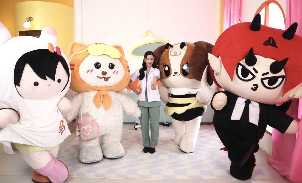 AllNews_th's tweet photo. “ตู ต้นตะวัน” นำทีม GMMTV Fandom Characters ชวนเปิดโลกสุขภาพช่องปาก
เติมความรู้คู่ความสนุก ในรายการ “CLUB FUN DEE กับพี่หมอฟันตู”

#CLUBFUNDEEกับพี่หมอฟันตู
#tontawan #POLCASAN #PERMPOON
#LUNAR #ANY #MUVMUV 
#SMYLE #NEONA #TOMAFOX 
#DOMIIA #WESLEY #METAA
#LYKYOU #NONGNOOONG #SAMRUAY #GUINZLY #JAIDEE #JEWEL #VIMMY

🔗 https://t.co/jtuIYuRctk
เปิดโลกเรื่องสุขภาพช่องปากแบบสนุก ได้สาระ แถมเข้าใจง่าย เมื่อ บริษัท จีเอ็มเอ็มทีวี จำกัด ร่วมกับ คณะทันตแพทยศาสตร์ จุฬาลงกรณ์มหาวิทยาลัย ผลิตรายการ “CLUB FUN DEE                 กับพี่หมอฟันตู” ชวนมาฟังเกร็ดความรู้ และไขข้อสงสัยเกี่ยวกับสุขภาพช่องปาก โดยมี ตู - ต้นตะวัน         ตันติเวชกุล นักแสดงจาก GMMTV รับหน้าที่ถ่ายทอดเรื่องราวพาไปทำความรู้จักกับหลากหลายวิธี         ในการดูแลช่องปาก สามารถนำไปประยุกต์ใช้ดูแลตนเองในชีวิตประจำวันได้
เพิ่มสีสันให้รายการด้วยน้องๆ GMMTV Fandom Characters นำโดย POLCASAN, PERMPOON, LUNAR, ANY, MUVMUV, SMYLE, NEONA, TOMAFOX, DOMIIA, WESLEY, METAA, LYKYOU, NONG NOOONG, SAMRUAY, GUINZLY, JAIDEE, JEWEL และ VIMMY ที่มาร่วมสร้างความสนุกและเติมเต็มความน่ารักให้แฟนๆ ได้เพลิดเพลินตลอดทั้งรายการ โดยแต่ละตอนจะพาไปทำความรู้จักเกี่ยวกับการดูแลสุขภาพช่องปากในหัวข้อที่แตกต่างกัน ไม่ว่าจะเป็น การแปรงฟันและเลือกใช้ยาสีฟันอย่างถูกวิธี, การดูแลรักษาโรคฟันผุ และอื่นๆอีกมากมาย เพื่อให้ทุกคนได้ทั้งความสนุกและสาระดีๆ ที่สามารถนำไปปรับใช้ได้อย่างถูกวิธี

ตู ต้นตะวัน เปิดเผยว่า
“รู้สึกดีใจมากๆ ค่ะที่ได้มาร่วมทำรายการนี้ เพราะเป็นโอกาสที่ดีในการแบ่งปันความรู้เกี่ยวกับสุขภาพช่องปากให้ทุกคนได้เข้าใจง่ายขึ้น หวังว่ารายการจะเป็นประโยชน์กับคนที่ติดตาม และสามารถนำความรู้ไปปรับใช้ในชีวิตประจำวันได้ค่ะ อยากฝากทุกคนติดตามรายการ ‘CLUB FUN DEE กับพี่หมอฟันตู’ กันด้วยนะคะ รับรองว่าจะได้ทั้งความสนุกและสาระดีๆ แน่นอนค่ะ”
ANY เปิดเผยว่า
“เอนี่สนุกมากเลยค่ะ และยังได้ความรู้มากมาย เอนี่อยากให้พี่ๆ ทุกคนหันมาใส่ใจดูแลสุขภาพช่องปากกันนะคะ อย่าลืมแปรงฟันทุกวัน แล้วก็ใช้ไหมขัดฟันด้วยค่ะ อยากชวนทุกคนมารับชมรายการ        กันเยอะๆ นะคะ”
 
LUNAR เปิดเผยว่า
“เป็นโอกาสที่ดีมากๆเลยค่ะที่ได้มาร่วมรายการนี้ ได้ทำกิจกรรมใหม่ๆ ที่ไม่เคยทำมาก่อน              แถมยังได้ความรู้เกี่ยวกับการดูแลสุขภาพฟันด้วยค่ะ อยากฝากทุกคนให้ใส่ใจดูแลสุขภาพช่องปาก          และแปรงฟันให้ถูกวิธีด้วยนะคะ”
MUVMUV เปิดเผยว่า
“เมิฟเมิฟได้รู้วิธีการดูแลฟันใหม่ๆ มากมายเลยค่ะ และทำให้รู้ว่า การไปหาหมอฟันเป็นเรื่องที่      ไม่น่ากลัวอีกต่อไป อยากชวนทุกคนมาช่วยกันดูแลสุขภาพช่องปากนะคะ เพราะฟันแท้ของเรามีชุดเดียว ต้องดูแลให้ดีนะคะ”
 
ร่วมติดตามเรื่องราวสนุกๆ พร้อมเกร็ดความรู้ดีๆ ที่จะชวนทุกคนมาดูแลรอยยิ้มให้สดใสไปด้วยกันในรายการ “CLUB FUN DEE กับพี่หมอฟันตู” ได้ที่ Facebook : GMMTV