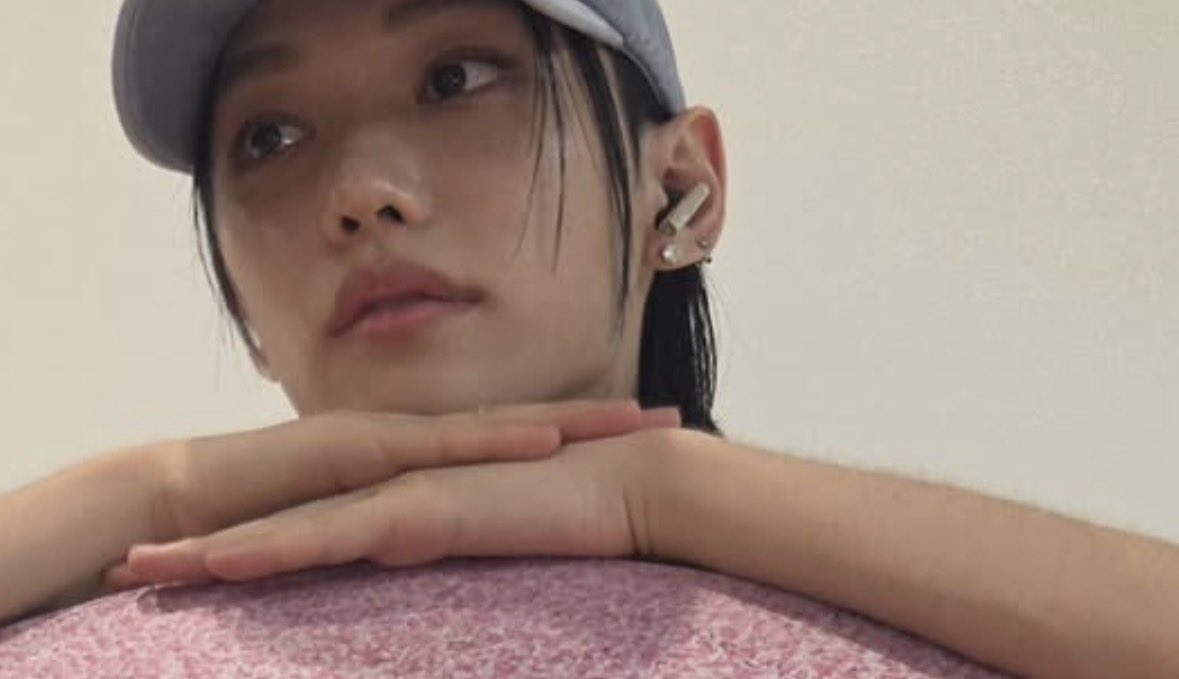 hyuuvita's tweet photo. FELIX’S BLACK HAIR IS BACK 😭😭😭😭😭😭😭😭😭😭😭😭😭😭 https://t.co/IVwdiCbQqq
