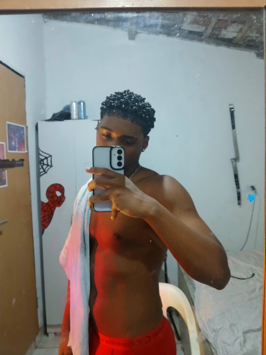 Silvahock's tweet photo. Indo dormir bem pleno depois de passar o dia todo debatendo com bolsonaristas💅 https://t.co/JM6H89msNV