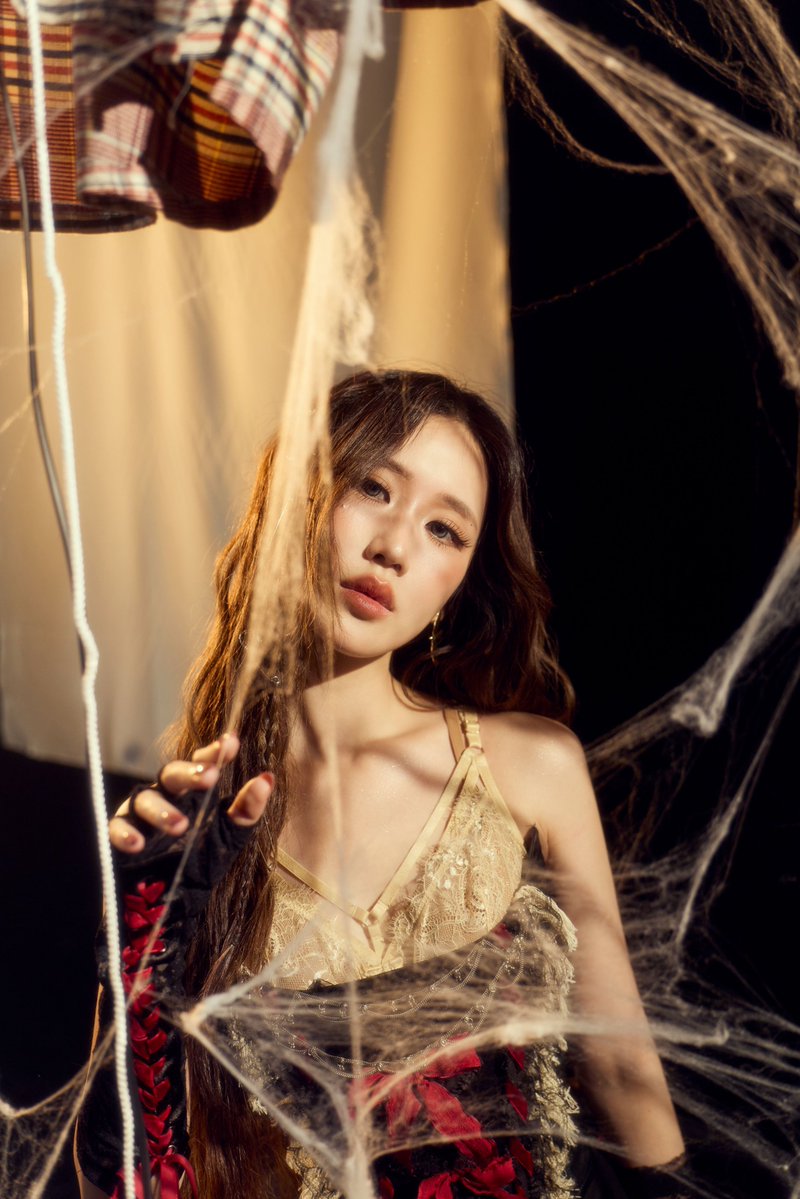 startalkent's tweet photo. “JANEYEH” คัมแบ็กส่ง “Apple Candy” เพลงป๊อปสุดแซ่บ!!
เปิดโหมดเสิร์ฟเสน่ห์สาวมั่นชวนขยี้ใจ
#AppleCandy_MV
#เจนเย่ 

กลับมาทวงพื้นที่หัวใจแฟนเพลงอีกครั้ง สำหรับศิลปินสาว JANEYEH (เจนเย่-เมธิกา จีรนรภัทร)  ที่ล่าสุดคัมแบ็กพร้อมซิงเกิลใหม่ “Apple Candy” เพลงป๊อปสุดสดใสที่มาพร้อมเสน่ห์ของสาวมั่น แฝงความขี้เล่นและเซ็กซี่แบบกำลังดี ชวนคนที่กำลังแอบมองให้เลิกเขิน แล้วกล้าเดินเข้ามาทำความรู้จักกันสักที  งานนี้ได้คนดนตรีมากฝีมืออย่าง MAYOJAMES มารับหน้าที่โปรดิวเซอร์ พร้อมด้วย GALCHANIE ที่มาร่วมจรดปลายปากกาแต่งเนื้อร้อง เติมสีสันให้เพลงมีเสน่ห์ชวนฟังยิ่งขึ้น
สำหรับ “Apple Candy” ถ่ายทอดความรู้สึกของคนที่รู้ตัวว่าตัวเองมีเสน่ห์ พร้อมส่งสัญญาณแบบหยิกแกมหยอกไปถึงอีกฝ่ายที่กำลังแอบสนใจ โดยไม่จำเป็นต้องเป็นฝ่ายวิ่งตามหรือเร่งรัดความสัมพันธ์ แต่เลือกเปิดโอกาสให้อีกฝ่ายเป็นคนตัดสินใจก้าวเข้ามาทำความรู้จักด้วยตัวเอง เรียกว่าเป็นการเดินเกมจีบที่เต็มไปด้วยความมั่นใจ สนุกสนาน และชวนให้ลุ้นว่าใครจะเป็นฝ่ายเริ่มก่อน โดยในด้านคาแรกเตอร์ของเพลง เผยให้เห็นอีกมุมของเจ้าตัวในลุคสาวมั่นที่ทั้งสดใสและขี้เล่น ชอบแหย่ ชอบหยอกล้อผ่านคำพูด รู้ว่ามีคนกำลังให้ความสนใจ แต่ก็ไม่รีบร้อนที่จะเป็นฝ่ายเข้าหาก่อน สะท้อนเสน่ห์ของผู้หญิงที่มีความน่ารัก เป็นกันเอง และรู้คุณค่าของตัวเอง โดยไม่จำเป็นต้องวิ่งไล่ตามใคร ในขณะที่ซาวด์ดนตรีมาในสไตล์ป๊อปที่ฟังง่าย ติดหู พร้อมจังหวะสนุกๆ ชวนขยับตาม ผสมผสานความซุกซนและความเซ็กซี่ไว้อย่างลงตัว สร้างบรรยากาศราวกับเกมจีบกันที่ต่างฝ่ายต่างส่งสัญญาณหยอกเย้าไปมา เติมความหวานและความมีชีวิตชีวาให้เพลงนี้กลายเป็นอีกหนึ่งซิงเกิลที่อัดแน่นไปด้วยเสน่ห์ได้อย่างชัดเจนลงตัว สำหรับใครที่กำลังตกอยู่ในโหมดแอบชอบ หรืออยากเติมความมั่นใจให้ตัวเอง เตรียมปักหมุดเพลงนี้ไว้ในเพลย์ลิสกันได้เลย!!
สามารถฟังเพลง “Apple Candy” ของศิลปินสาว JANEYEH ได้แล้วทุก Streaming Platform และชม  Music Video ได้ที่ YouTube JaneYeh : https://t.co/9IiTEMkjpP
