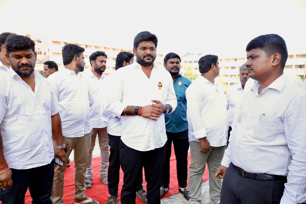 perambur_TVK's tweet photo. முதலமைச்சர் சி. ஜோசப் விஜய்யின் பெரம்பூர் தொகுதியில் ₹65.73 லட்சம் மதிப்பிலான வளர்ச்சிப் பணிகள் தொடக்கம் – பூமி பூஜை நடைபெற்றது!

மாண்புமிகு தமிழ்நாடு முதலமைச்சரும், பெரம்பூர் சட்டமன்றத் தொகுதி உறுப்பினருமான திரு. சி. ஜோசப் விஜய் அவர்களின் அறிவுறுத்தலின்படி, பெரம்பூர் சட்டமன்றத் தொகுதிக்குட்பட்ட 45-வது பிரிவில் மொத்தம் ₹65.73 லட்சம் மதிப்பீட்டிலான வளர்ச்சிப் பணிகளுக்கான பூமி பூஜை நடைபெற்றது.

மேற்கொள்ளப்படும் பணிகளின் விவரங்கள்:

1. டாக்டர் அம்பேத்கர் கலைக் கல்லூரி விளையாட்டு மைதானம் மேம்படுத்துதல் – E.H. சாலை

* திட்ட மதிப்பீடு: ₹49.73 லட்சம்
* நிதி: CMIUTM நிதி

2. கிரிக்கெட் பயிற்சி வலை அமைத்தல் (Cricket Practice Net)

* திட்ட மதிப்பீடு: ₹16 லட்சம்
* நிதி: சட்டமன்ற உறுப்பினர் தொகுதி மேம்பாட்டு நிதி (MLA Fund)

இத்திட்டங்கள் மூலம் மாணவர்கள் மற்றும் இளைஞர்களுக்கான விளையாட்டு வசதிகள் மேம்படுத்தப்படுவதுடன், அவர்களின் விளையாட்டுத் திறன்களை வளர்த்துக்கொள்ளவும் வாய்ப்பு ஏற்படும்.

பெரம்பூர் தொகுதியின் வளர்ச்சிக்கும், இளைஞர்களின் முன்னேற்றத்திற்கும் தொடர்ந்து முன்னுரிமை அளித்து, மக்கள் நலப் பணிகள் மேற்கொள்ளப்பட்டு வருகின்றன.

வே. சிவா
தலைவர், தமிழ்நாடு வீட்டு வசதி வாரியம்
பெரம்பூர் சட்டமன்றத் தொகுதி பொறுப்பாளர் & மாவட்டக் கழகச் செயலாளர், சென்னை வடக்கு (வடக்கு) மாவட்டம்.