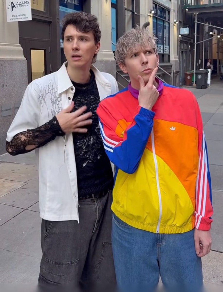 bellaisnotontwt's tweet photo. i… i like dans outfit… https://t.co/nhXu8CL4SP