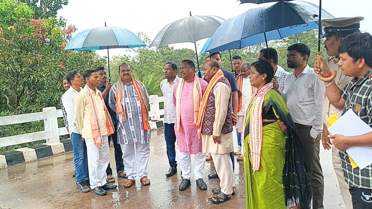 DMKandhamal's tweet photo. Hon’ble Minister, PR&amp;DW and RWD is on the ground in Kandhamala district, personally inspecting cyclone-affected areas to assess the damage. @CMO_Odisha @SRC_Odisha @IPR_Odisha https://t.co/OidcMeOhDW