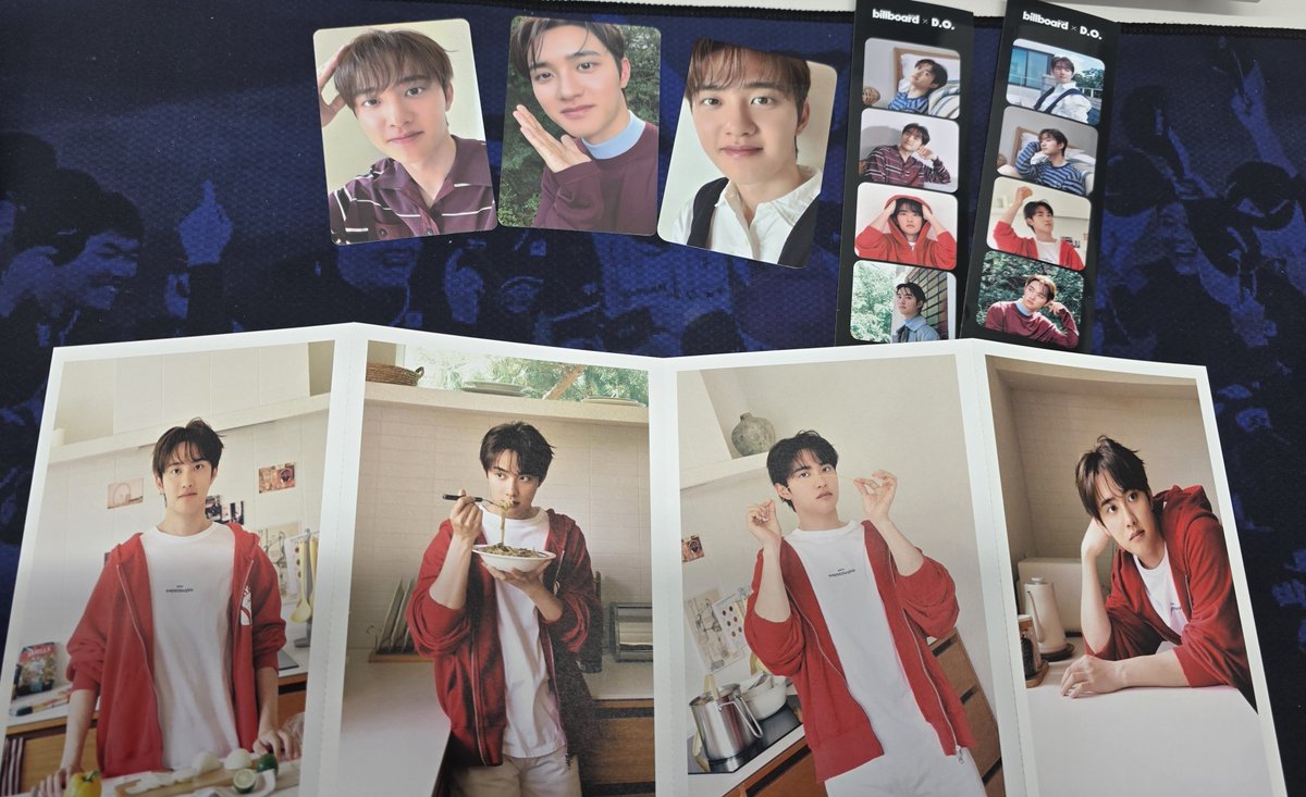 DO_Sup's tweet photo. 안에 내용 보고 싶은데 사이즈가 너무 커서 사무실에서 차마 펼쳐볼 수가 없음 ㅋㅋㅋㅋㅋㅋ 표지랑 뒷표지도 너무 이쁘고 포카 엽서 스티커 다 넘 이쁨ㅠㅠ https://t.co/2SMgivQz04
