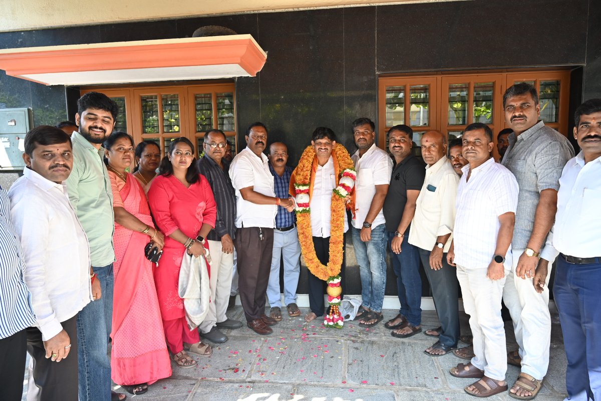 APRanganath's tweet photo. ಮನೆಗೆ ಬಂದು ಗೆಲುವಿನ ಸಂಭ್ರಮ ಹಂಚಿಕೊಂಡ ಸ್ನೇಹಿತರು ಹಾಗೂ ಶಿಕ್ಷಕ ಬಂಧುಗಳಿಗೆ ಧನ್ಯವಾದಗಳು. ನಿಮ್ಮ ನಂಬಿಕೆಯಂತೆ ಅಷ್ಟೇ ಮುತುವರ್ಜಿಯಿಂದ ಶಿಕ್ಷಕರ ಸೇವೆ ಮಾಡಲು ನಾನು ಸದಾ ಸಿದ್ಧ! 🙏🗳️✌️
— ಎ.ಪಿ. ರಂಗನಾಥ್ @HDKumaraswamy @BYVijayendra @RAshokBJP
#APRanganath #BangaloreTeachers #MLCElection2026 #NDAAlliance #Gratitude